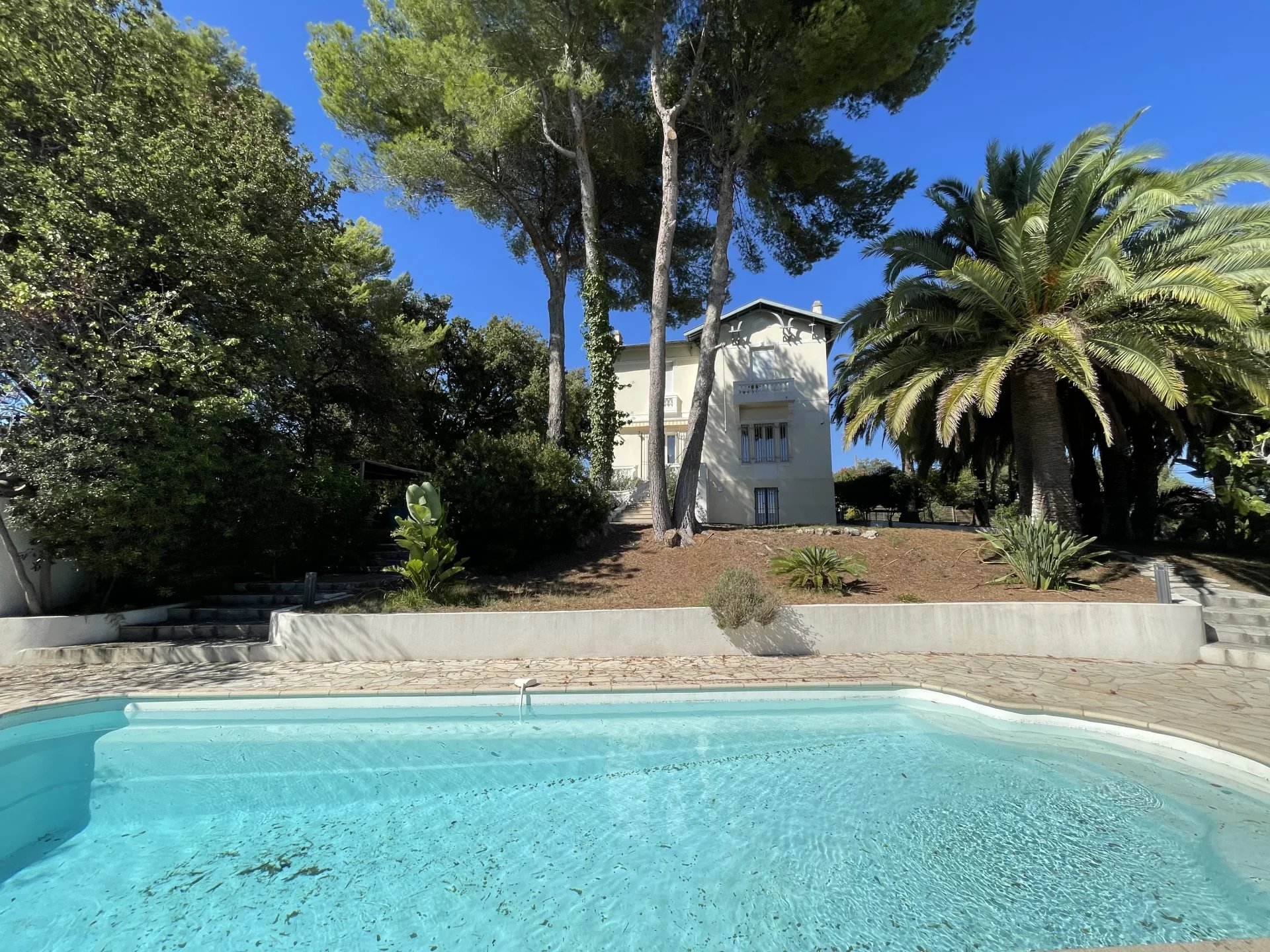 Villa for sale in Antibes in a residential area