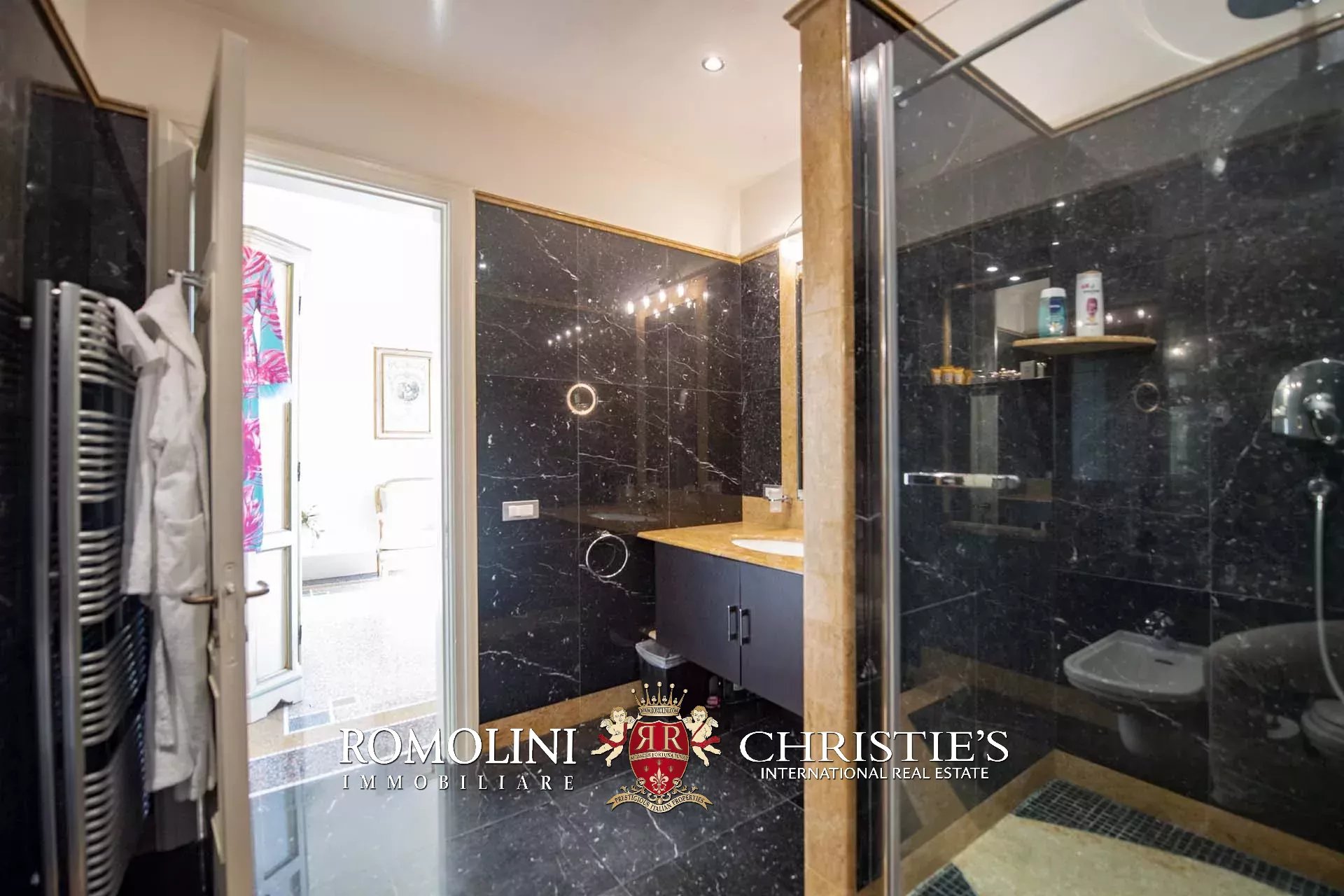 8 Bedroom Villa/Townhouse's Image 34