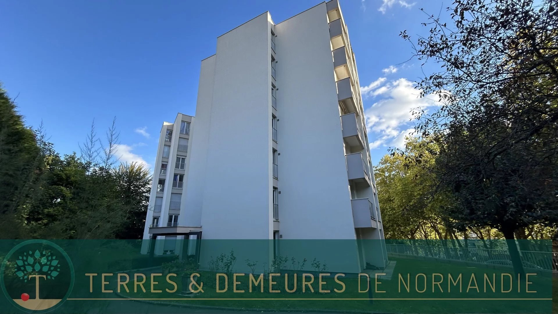 Appartement de 57m² Carrez situé au 1er étage d'une résidence avec cour privée et place de parking à Rouen, en Normandie