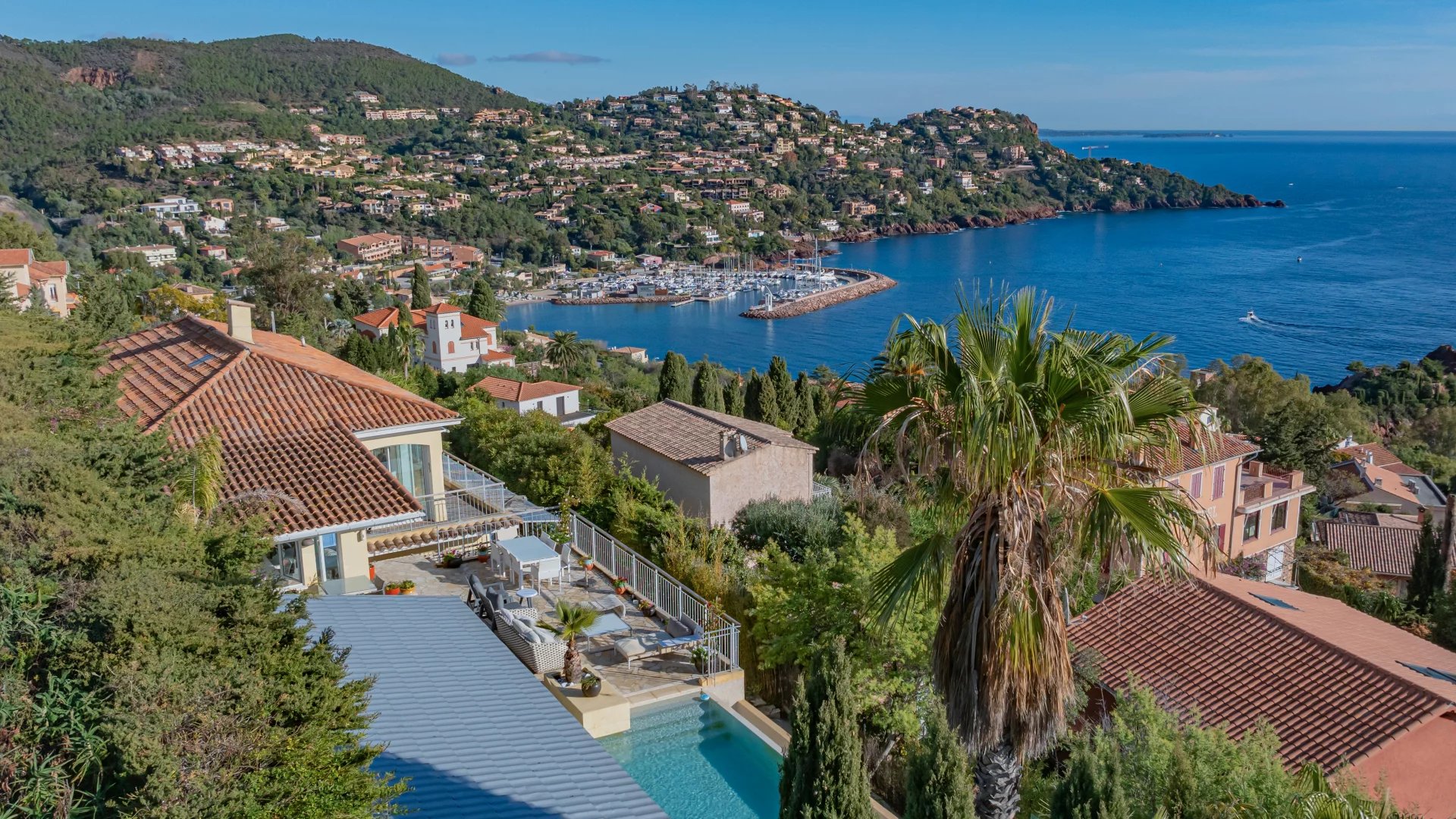 Beautiful south-facing house with panoramic sea views