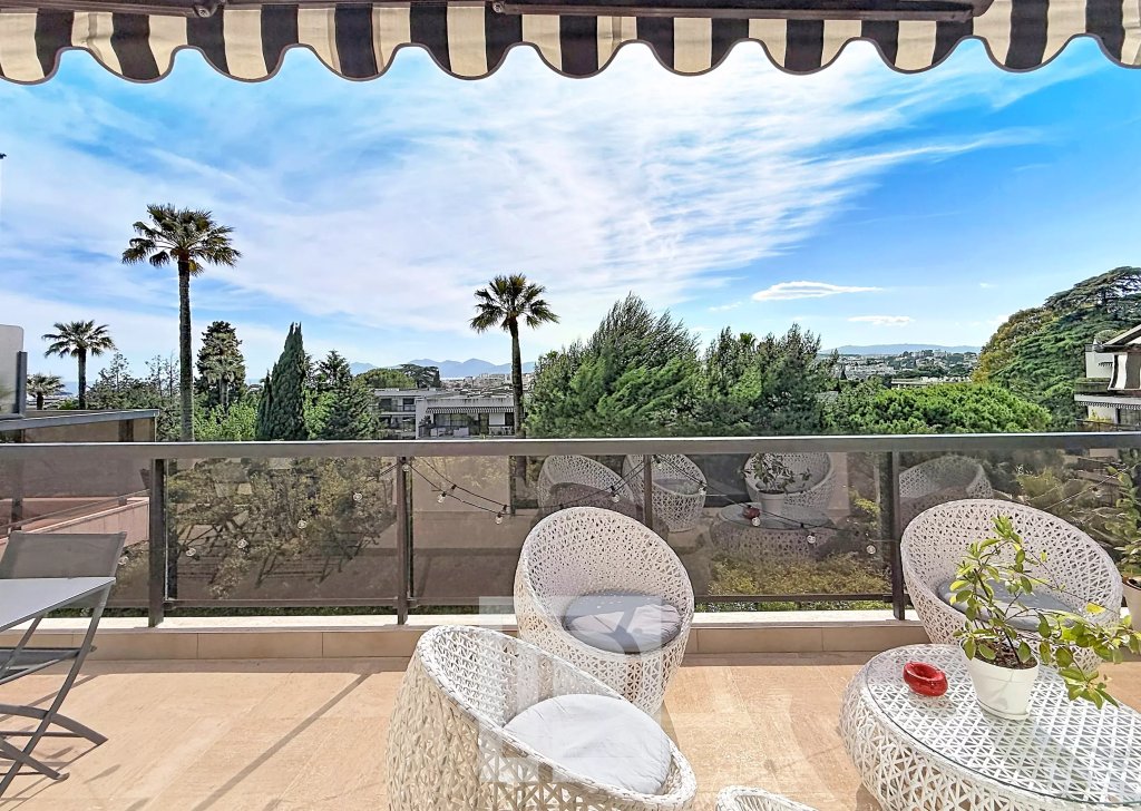 Apartment for sale in Cannes — Montrose area – Top floor – Fully renovated apartment