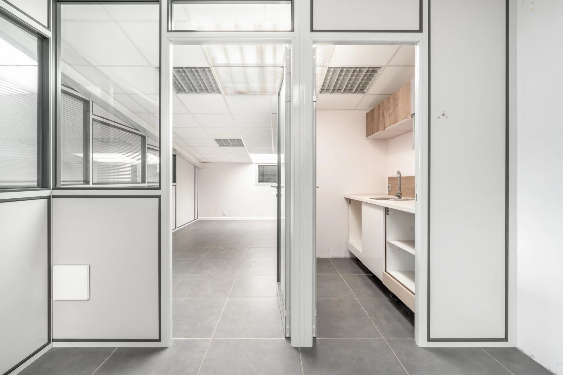 Bureaux à louer – 3 pièces – 69380 Lissieu – 2 parkings  - 84 m²