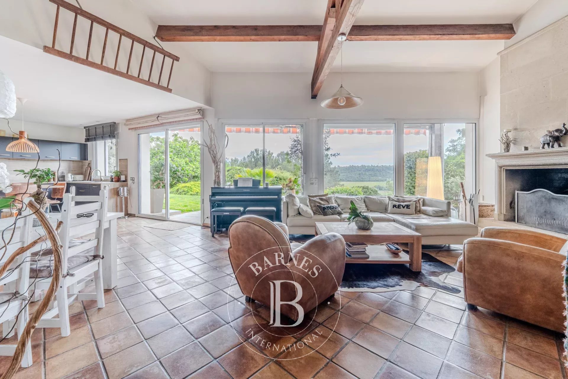 UNDER SALE OFFER - ÉGUILLES – SINGLE-STOREY VILLA – 205 SQM – INDEPENDENT ONE-BEDROOM APARTMENT – POOL – PANORAMIC VIEW – ABSOLUTE TRANQUILITY - picture 16