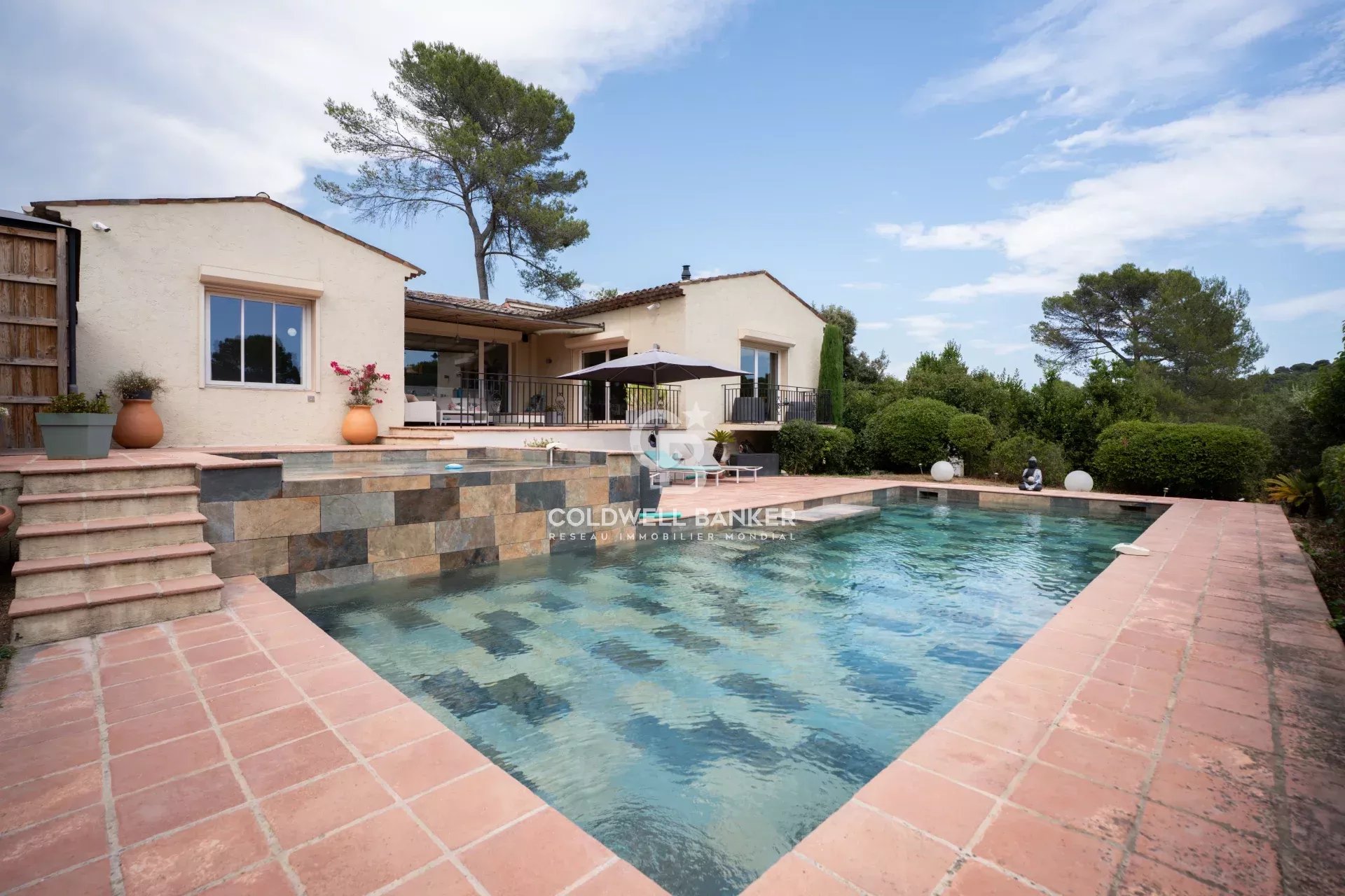 VILLA DANS UN DOMAINE SÉCURISÉ