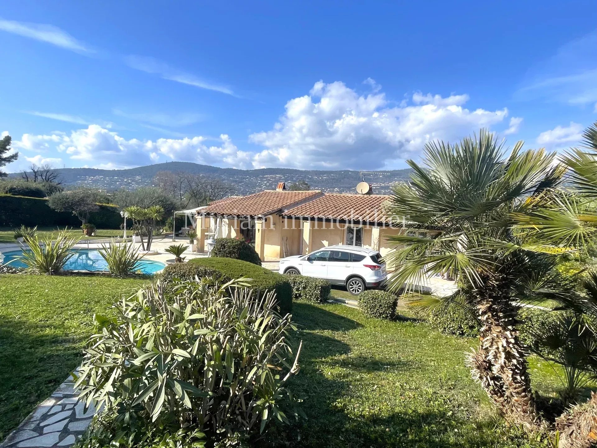 5-room house with swimming pool and clear view in PEYMEINADE