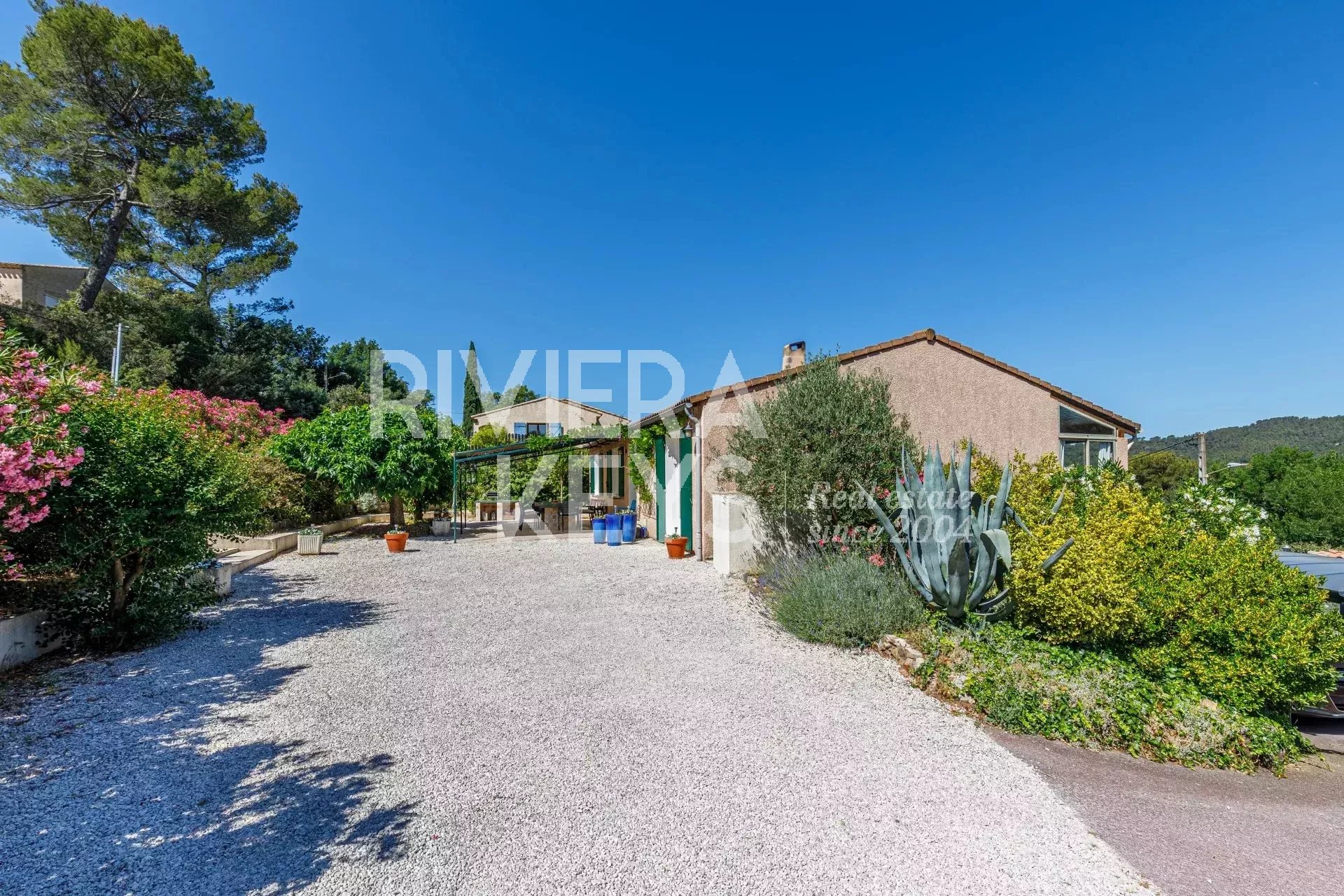 TARADEAU: Charming house in perfect condition, 4 bedrooms, pool and garden