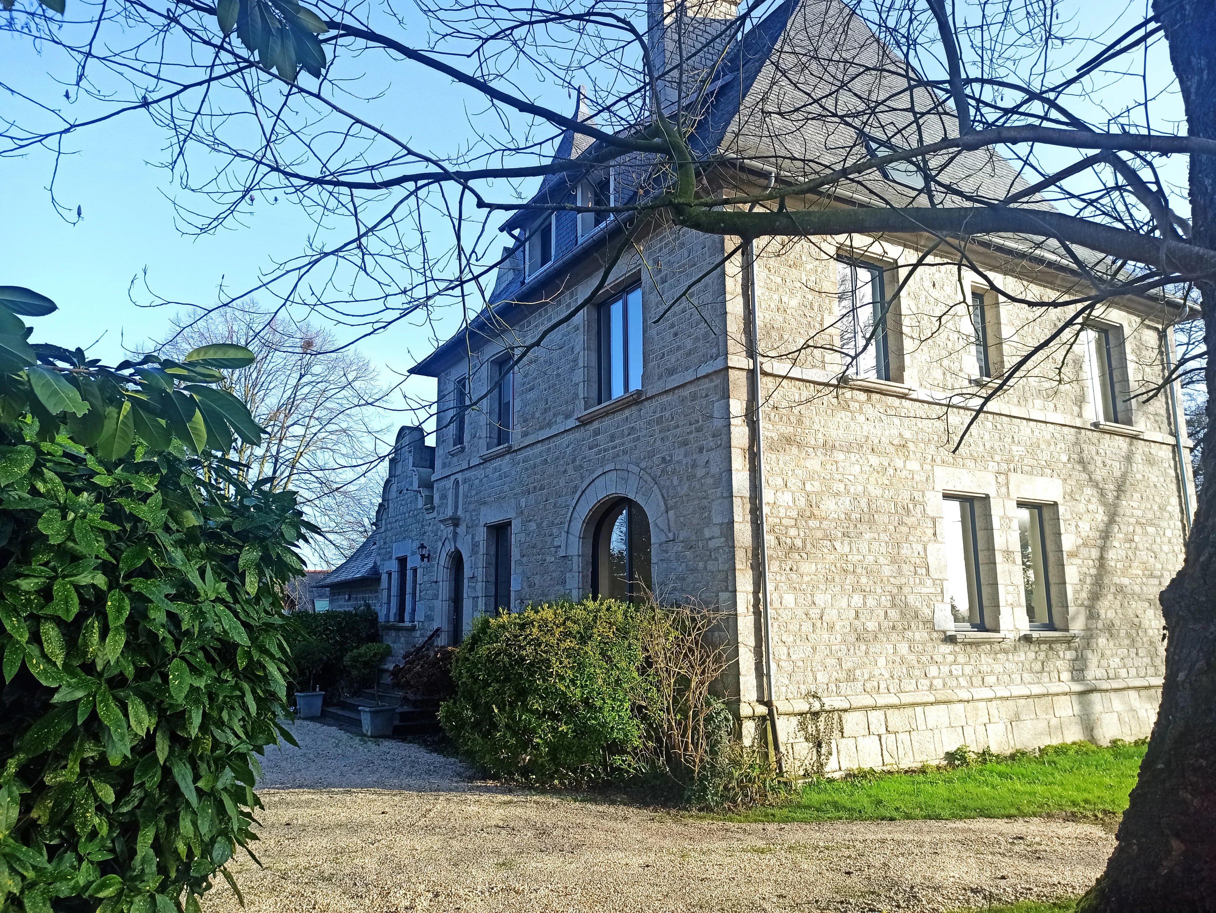 MANOIR FAMILIAL SUR LES BORDS DE RANCE.  7 min DINAN  –