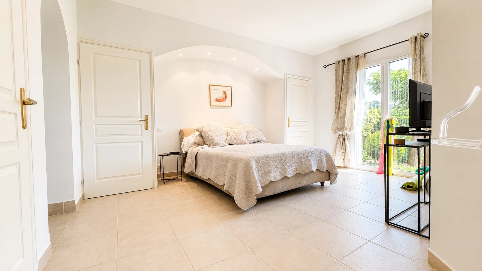  Image of Villa - 4 Bedrooms for Sale in Alpes-Maritimes-La Colle-sur-Loup-France, Image 7