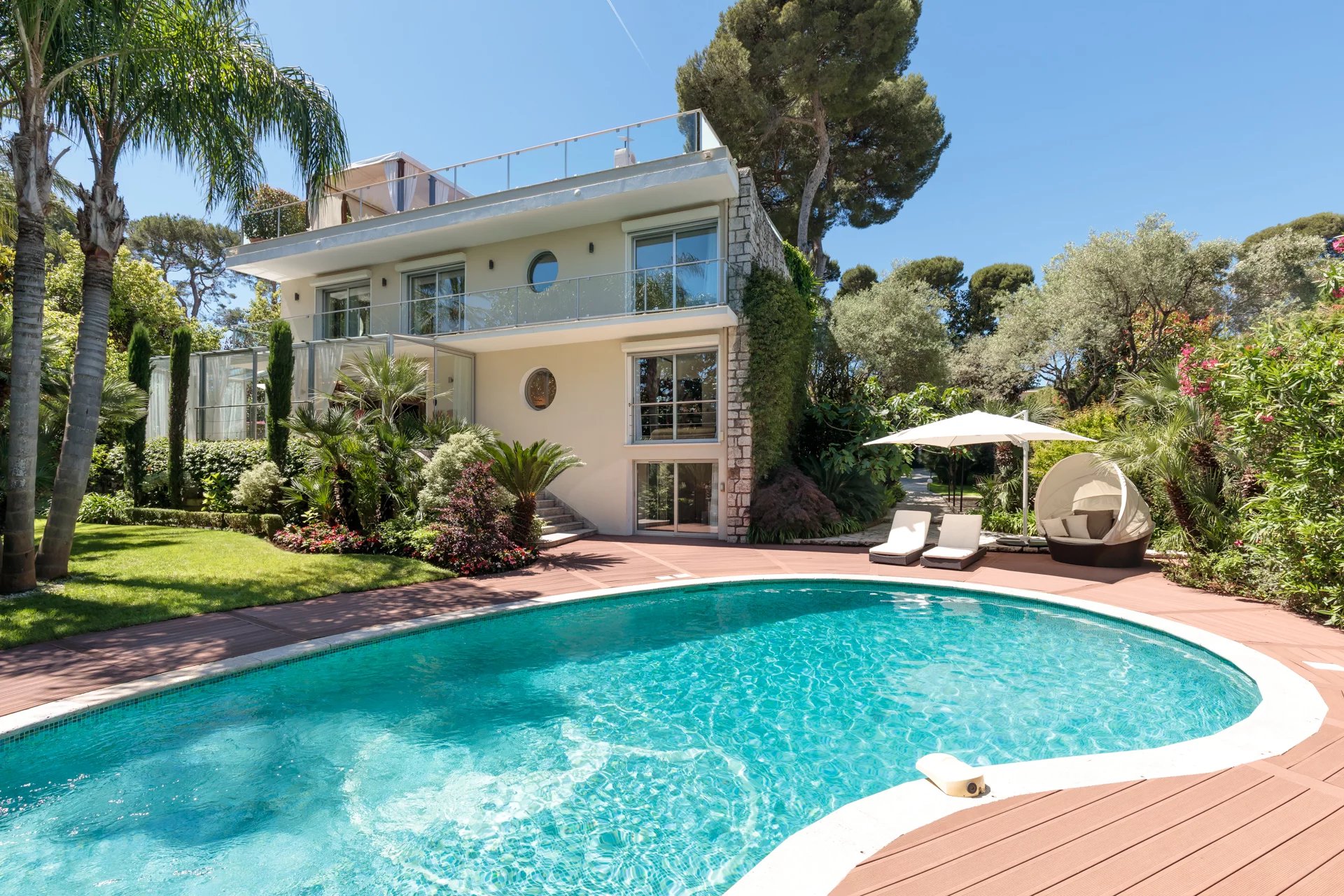 Exclusive executive position in Cap d’Antibes, near Keller Beach, with sea and mountain views.