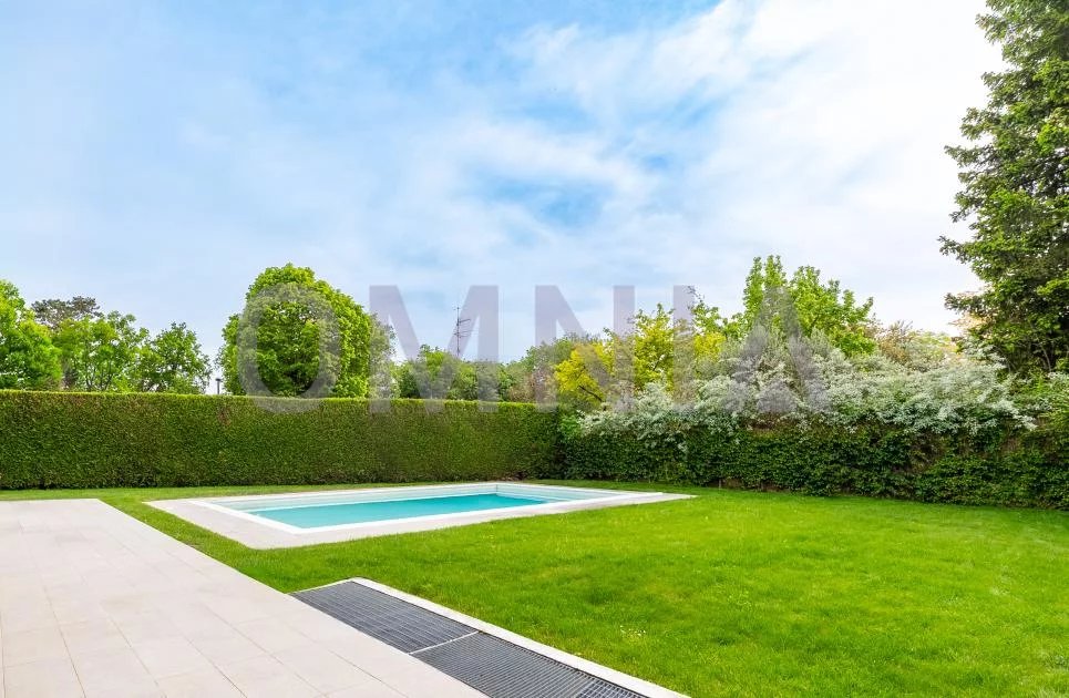 Villa de 330 m2 avec piscine et 1000 m2 de terrain