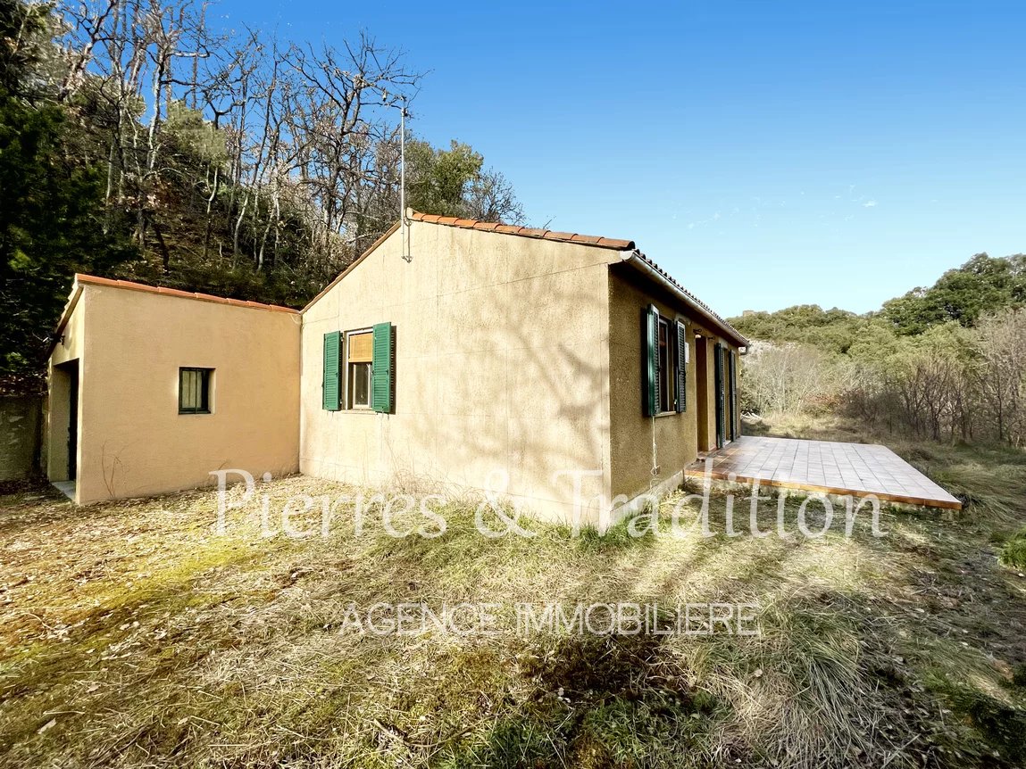 Luberon, Gignac, Petite maison de plain pied à rénover avec garage sur un terrain de plus de 3000 m²