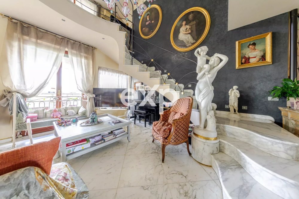 ATTICO ESCLUSIVO CON PISCINA E TRIPLA ESPOSIZIONE