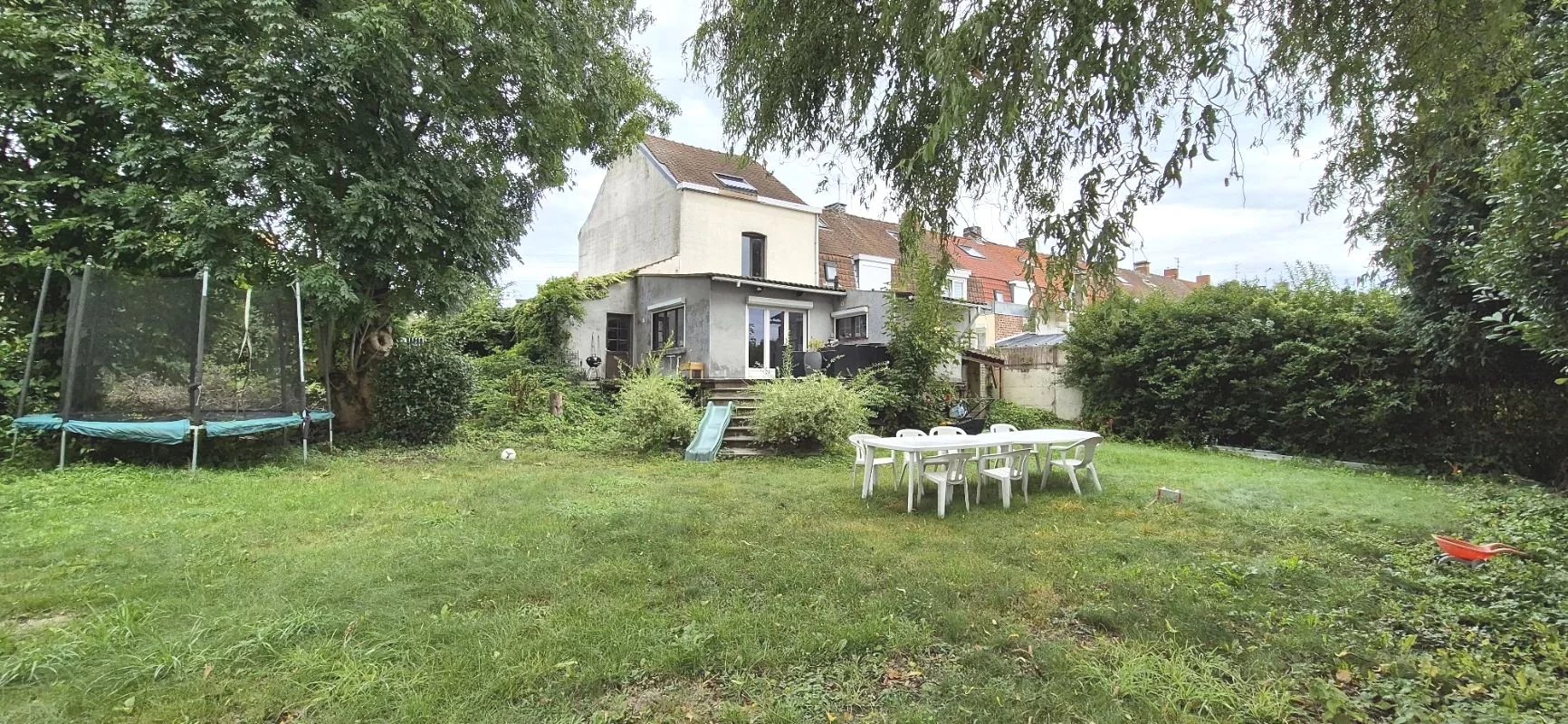 Maison  semi-individuelle, 4 chambres, garage et jardin