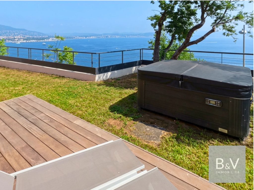 Apartment for sale in Theoule sur Mer — Exceptional 3-Bedroom Garden Apartment with Panoramic Sea Views