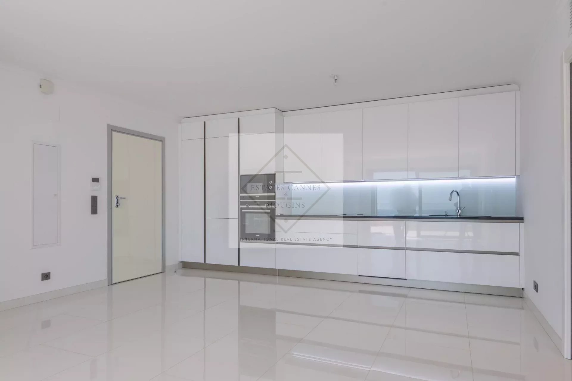 MAGNIFIQUE APPARTEMENT AVEC VUE MER PANORAMIQUE À ROQUEBRUNE-CAP-MARTIN — photo 4