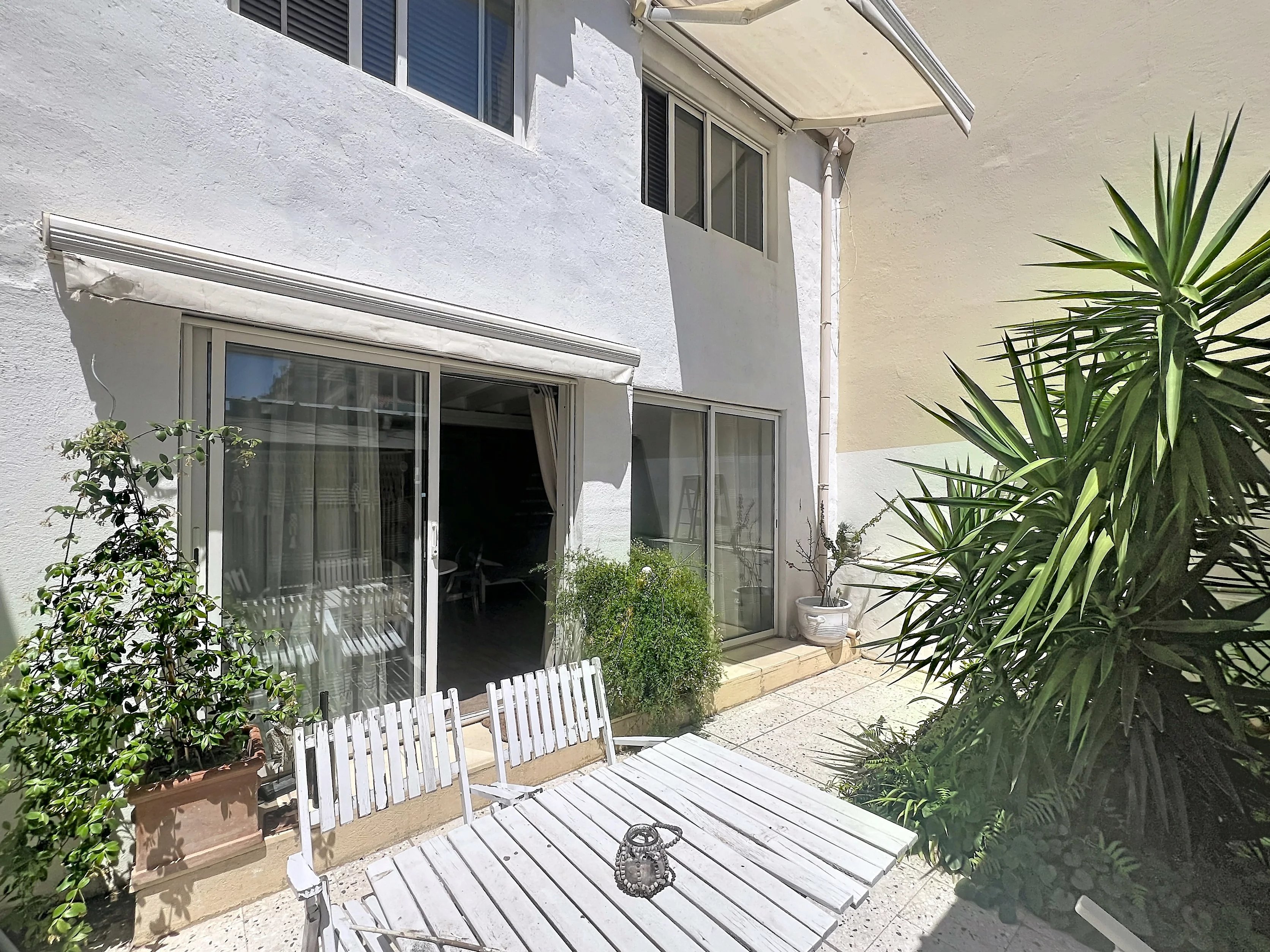 Seafront House Just 30 Metres from the Beach with Excellent Potential, Canet Plage