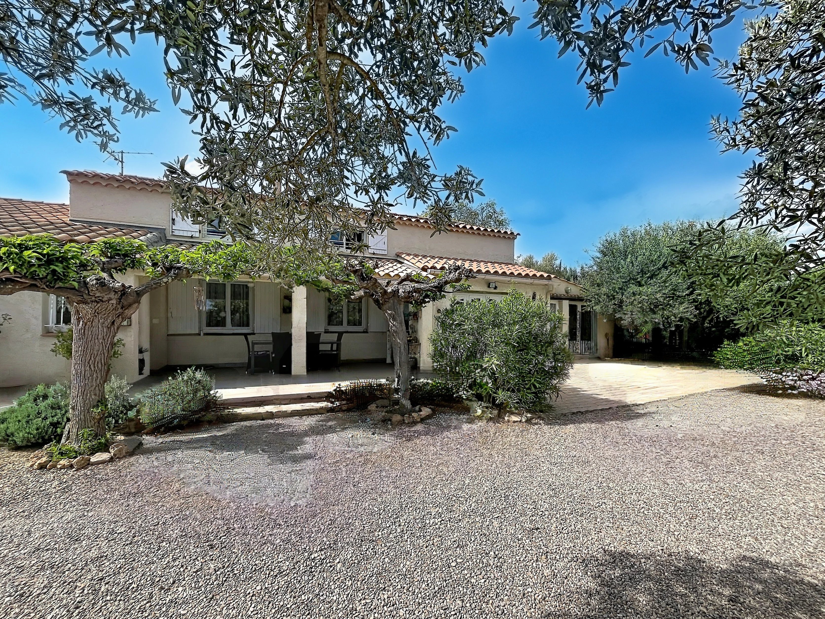 Cotignac : Grande Villa avec Appartement Indépendant et Piscine