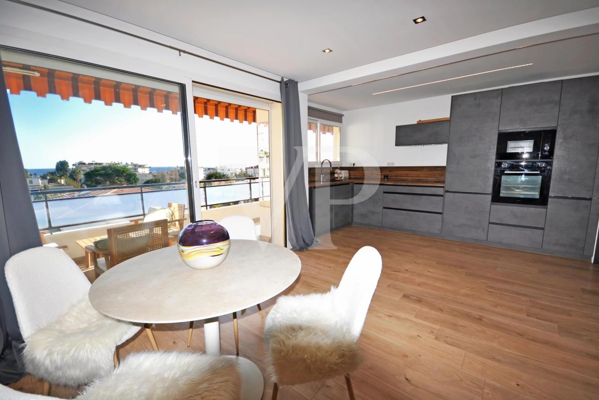 SEA VIEW APARTMENT BETWEEN TOWN AND POINTE CROISETT