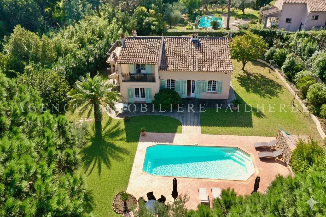 Belle maison avec piscine et jardin spacieux.