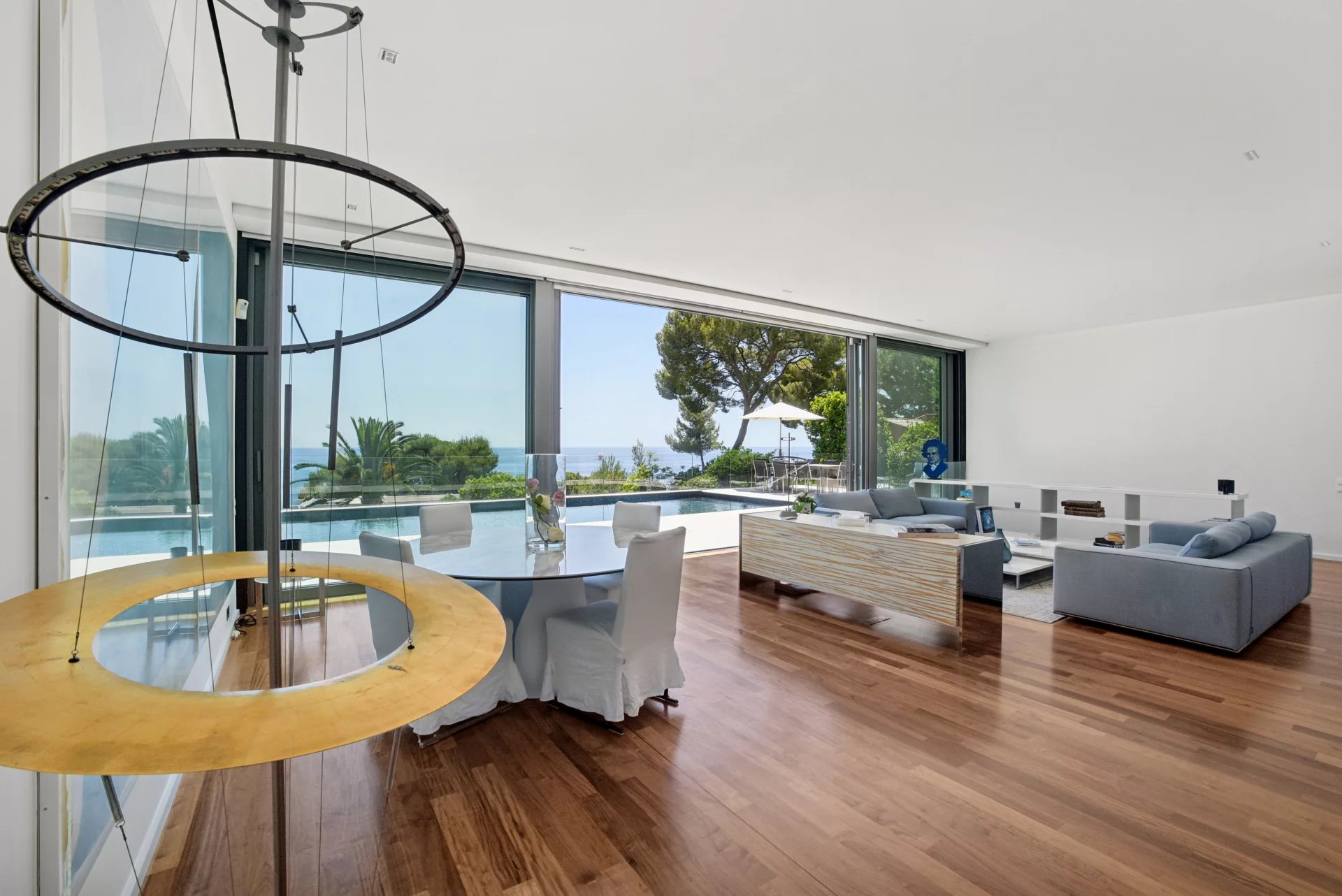 Villa contemporaine d'exception à Èze Bord de Mer – Un véritable écrin entre mer et montagne