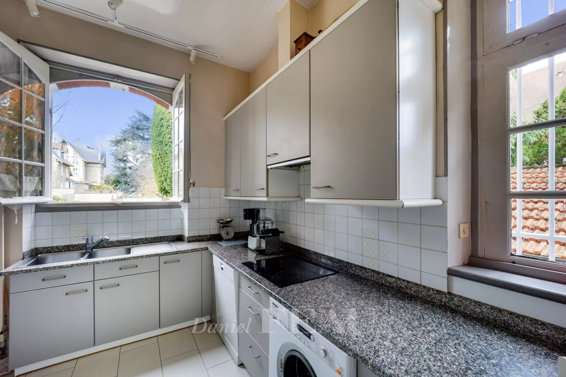 8 Bedroom Villa/Townhouse's Image 8