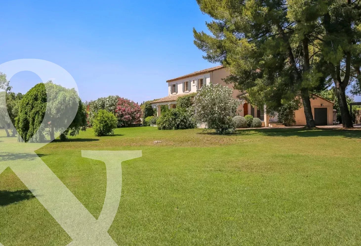 AU CALME DANS UN TRES BEAU PARC