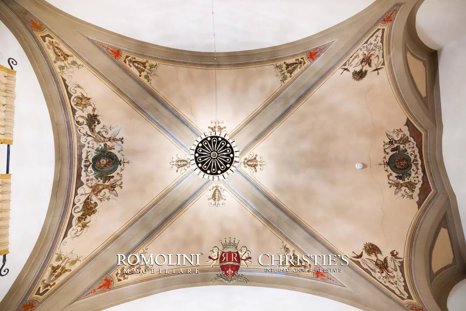 PRACHTVOLLER RESTAURIERTER PALAZZO MIT BLICK AUF DAS HISTORISCHE ZENTRUM VON FLORENZ ZU VERKAUFEN