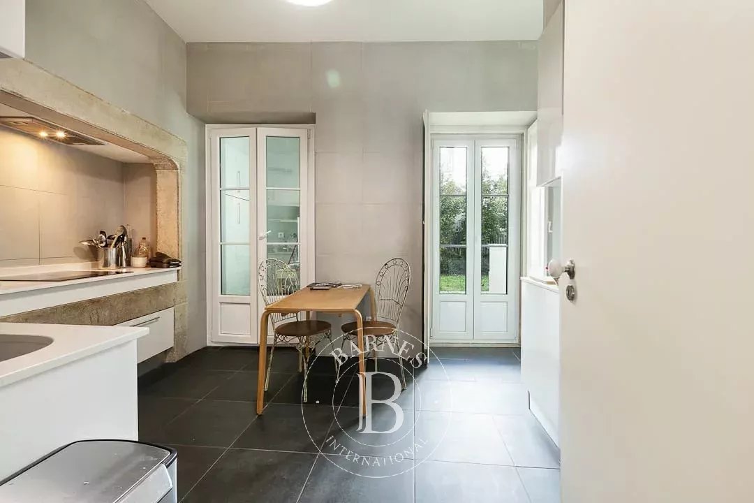 Apartamento com jardim e estacionamento