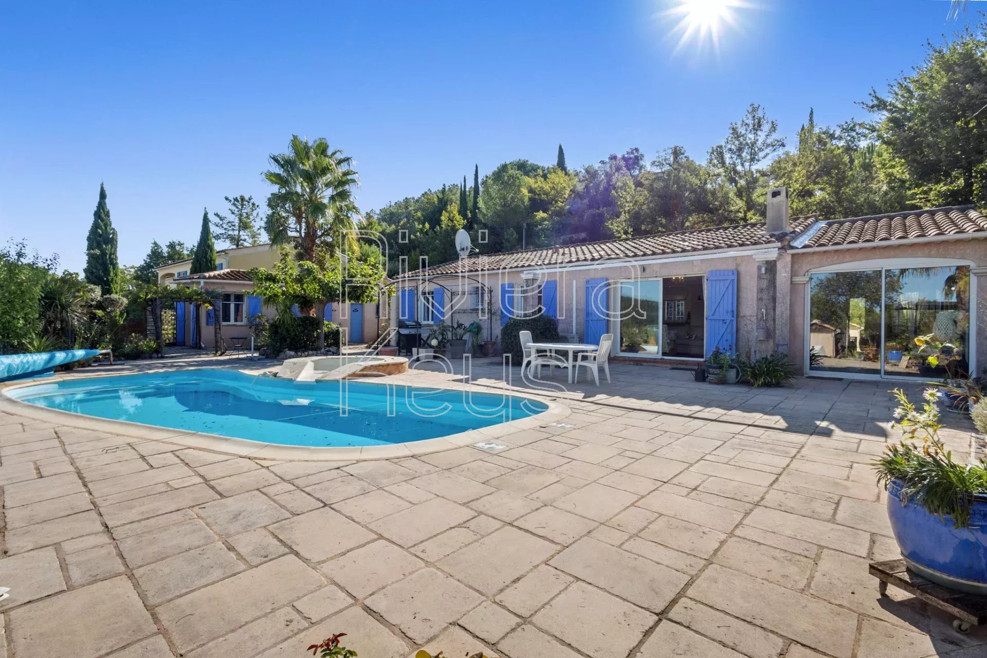 VIDAUBAN : Villa moderne de plain-pied avec 3 chambres, studio d’amis, piscine et vue panoramique