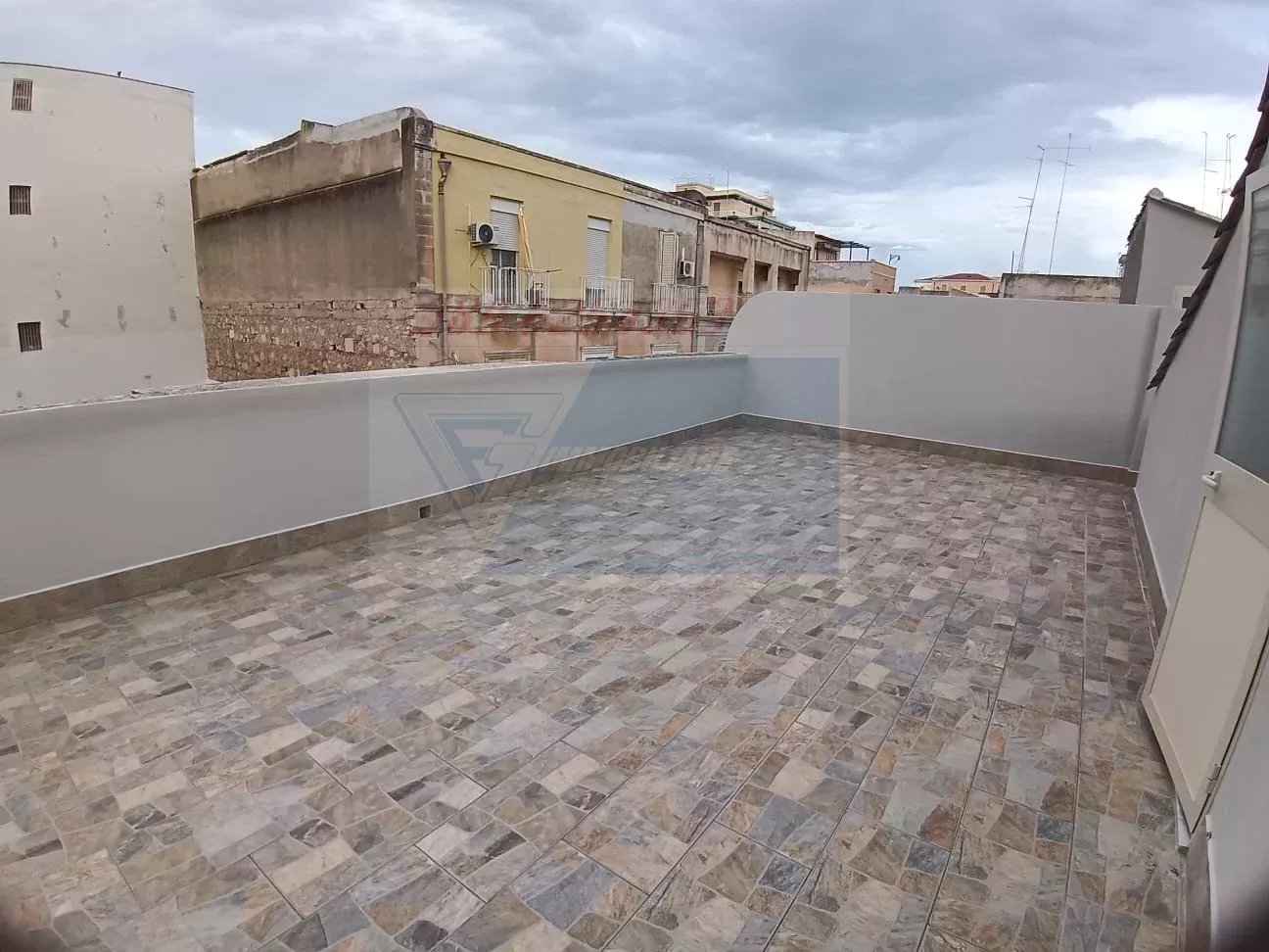 BIVANI  CON TERRAZZO  - RISTRUTTURATO E ARREDATO IN VENDITA  -  BORGATA