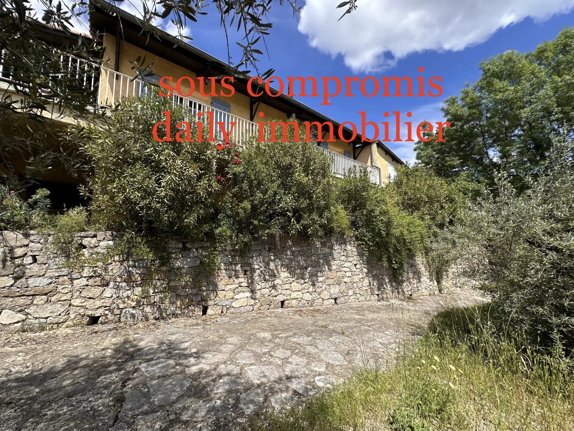 vaste villa 160 m2, 5 chambres vue dégagée sur 1255 m2 clos.