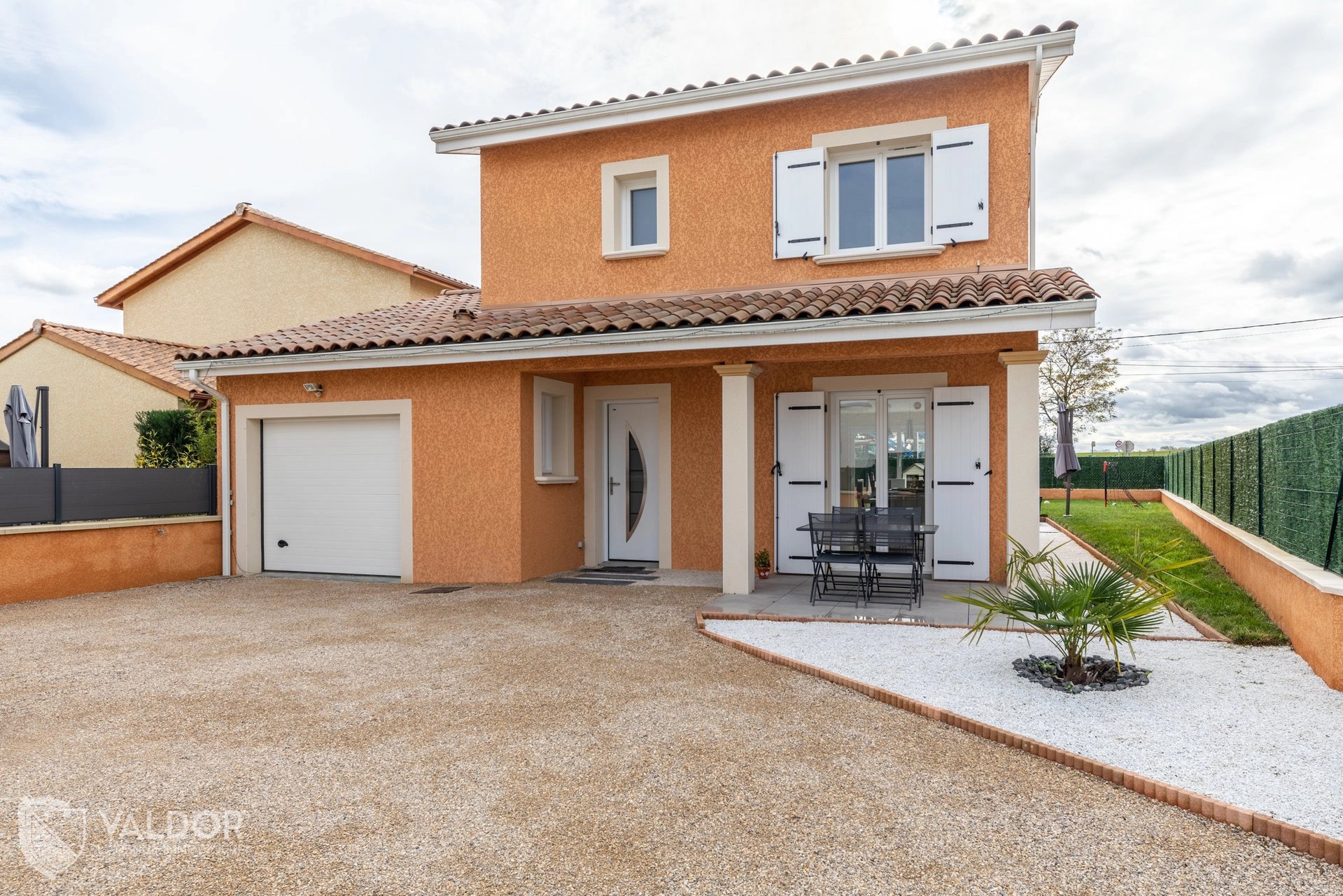 CHARMANTE MAISON AVEC JARDIN