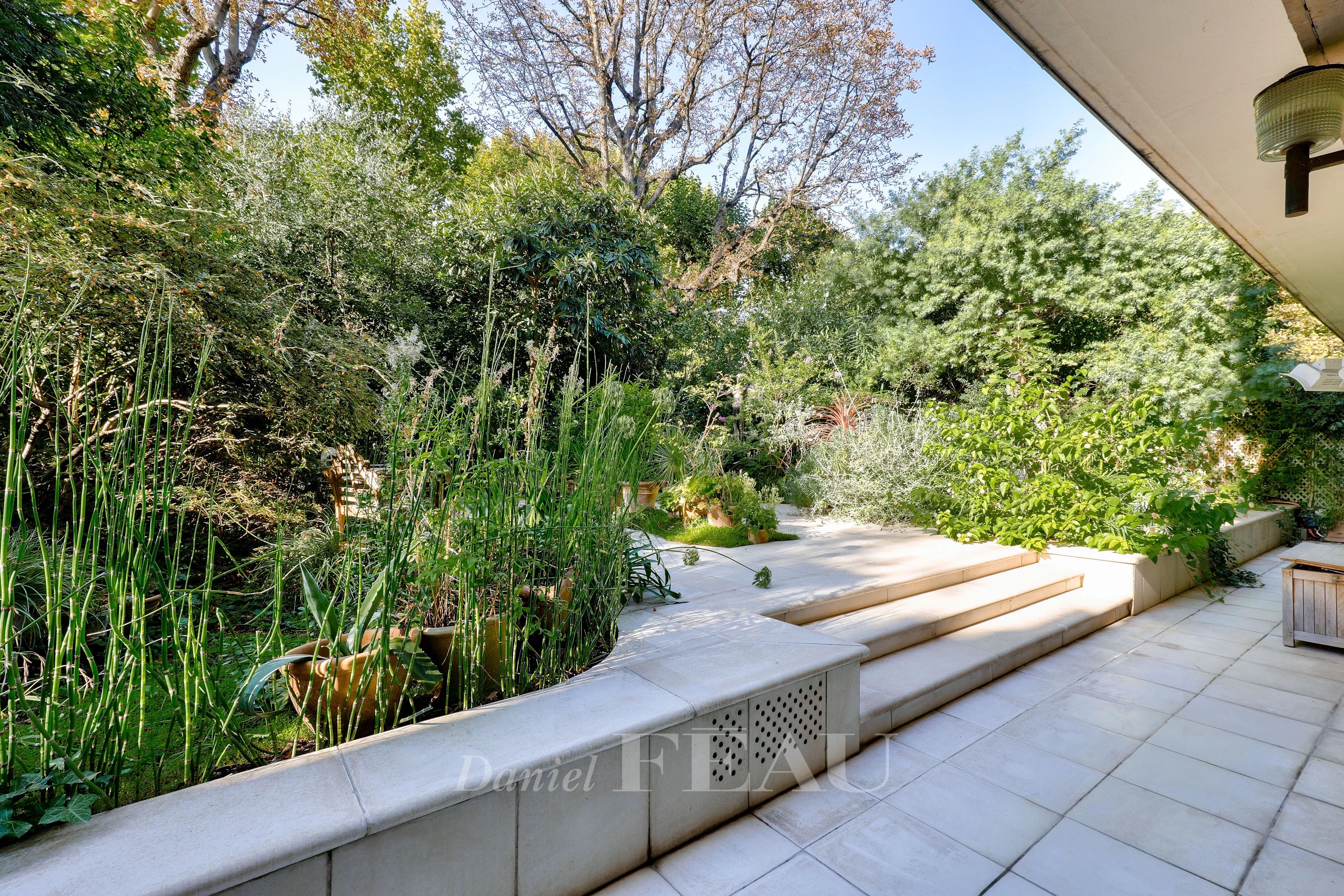 Neuilly-sur-Seine  -  An exceptional apartment with a garden