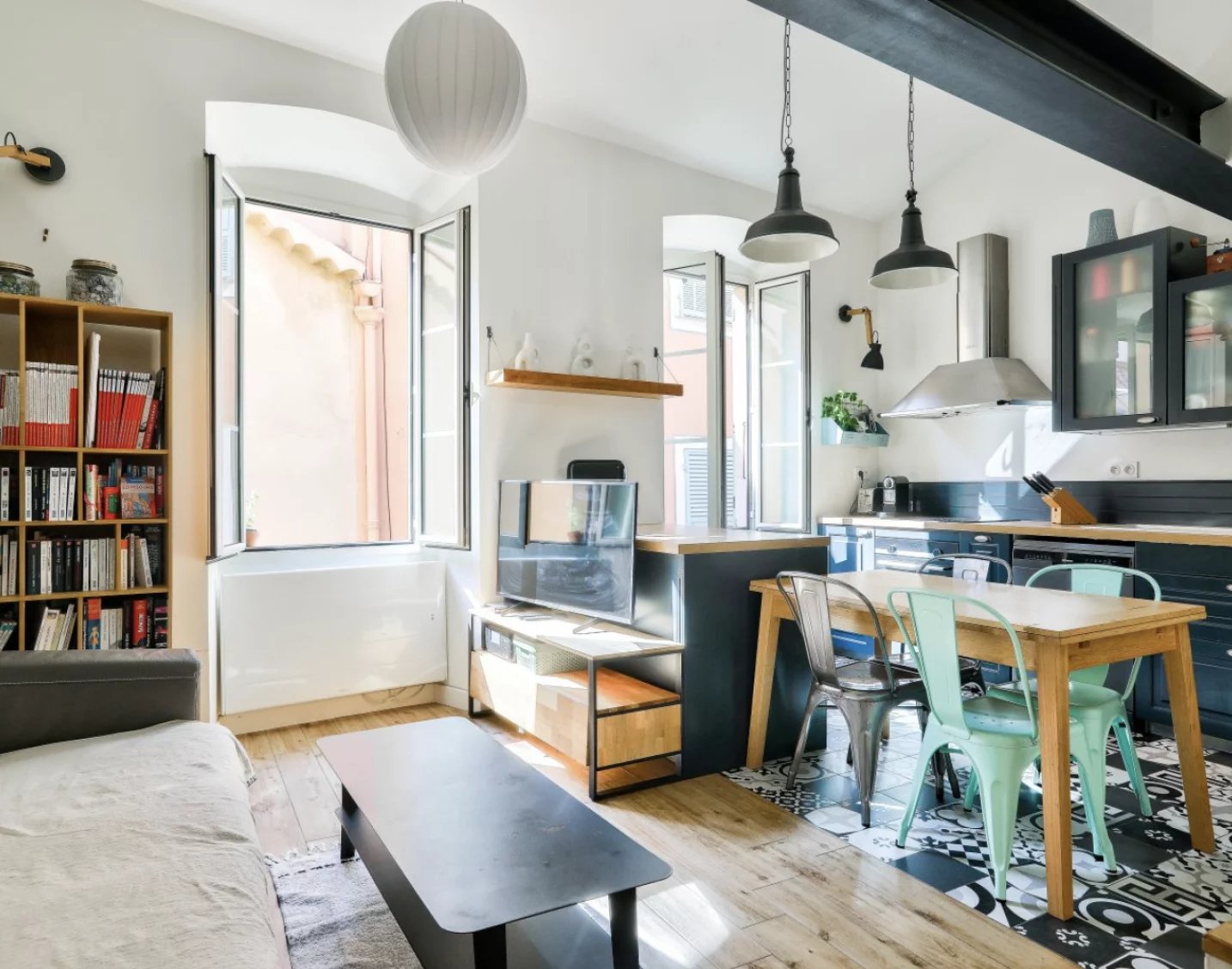 VILLEFRANCHE-SUR-MER - INDUSTRIAL STYLE DUPLEX, 4 ROOMS, 74M2