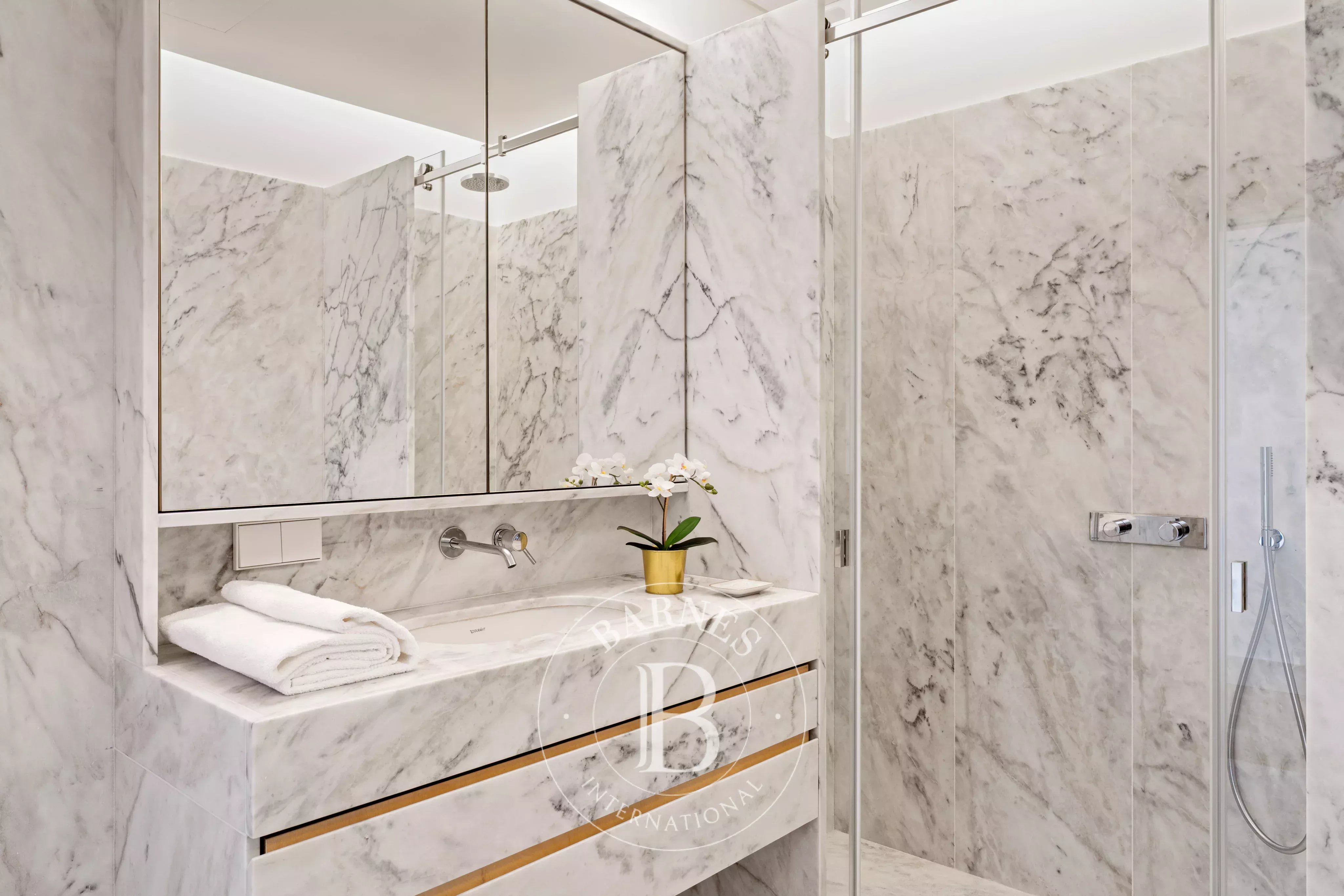 Jardin et vue sur la mer