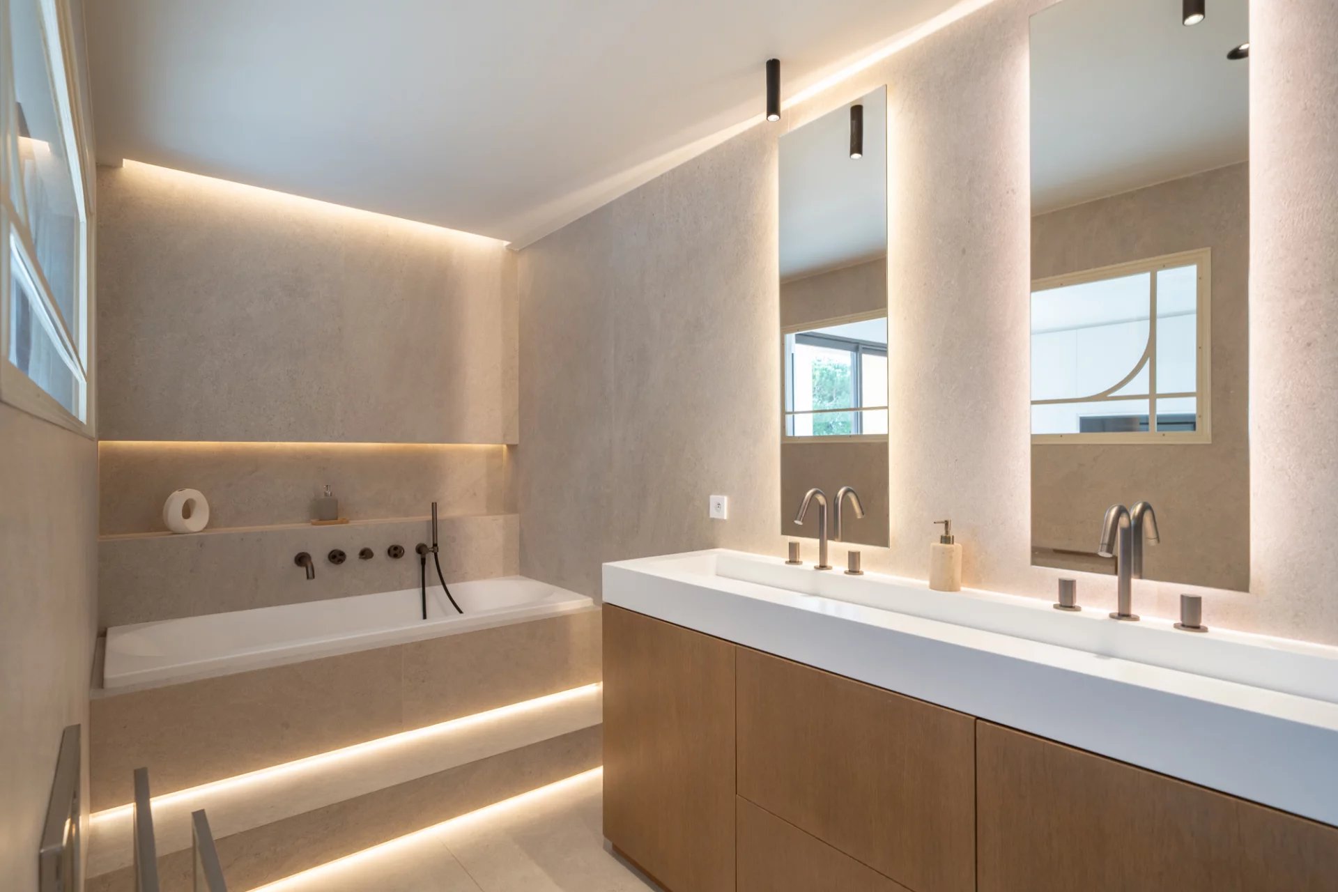 3-bedroom top floor duplex with rooftop terrace and sea views