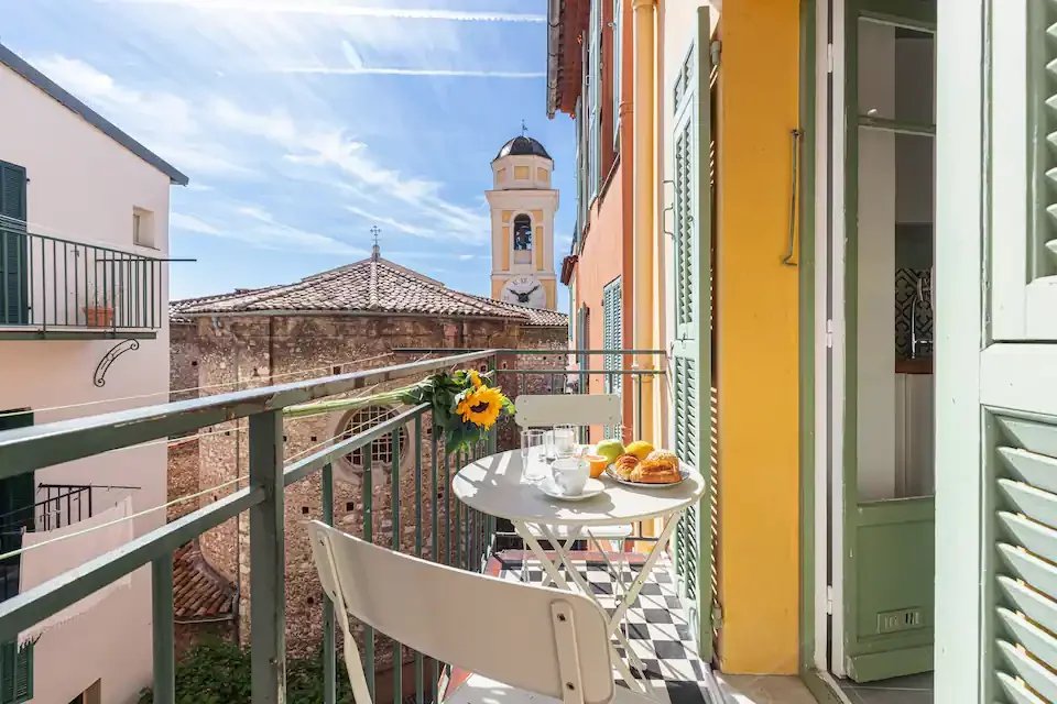 Vue sur l'église et balcon ensoleillé - Villefranche-sur-Mer