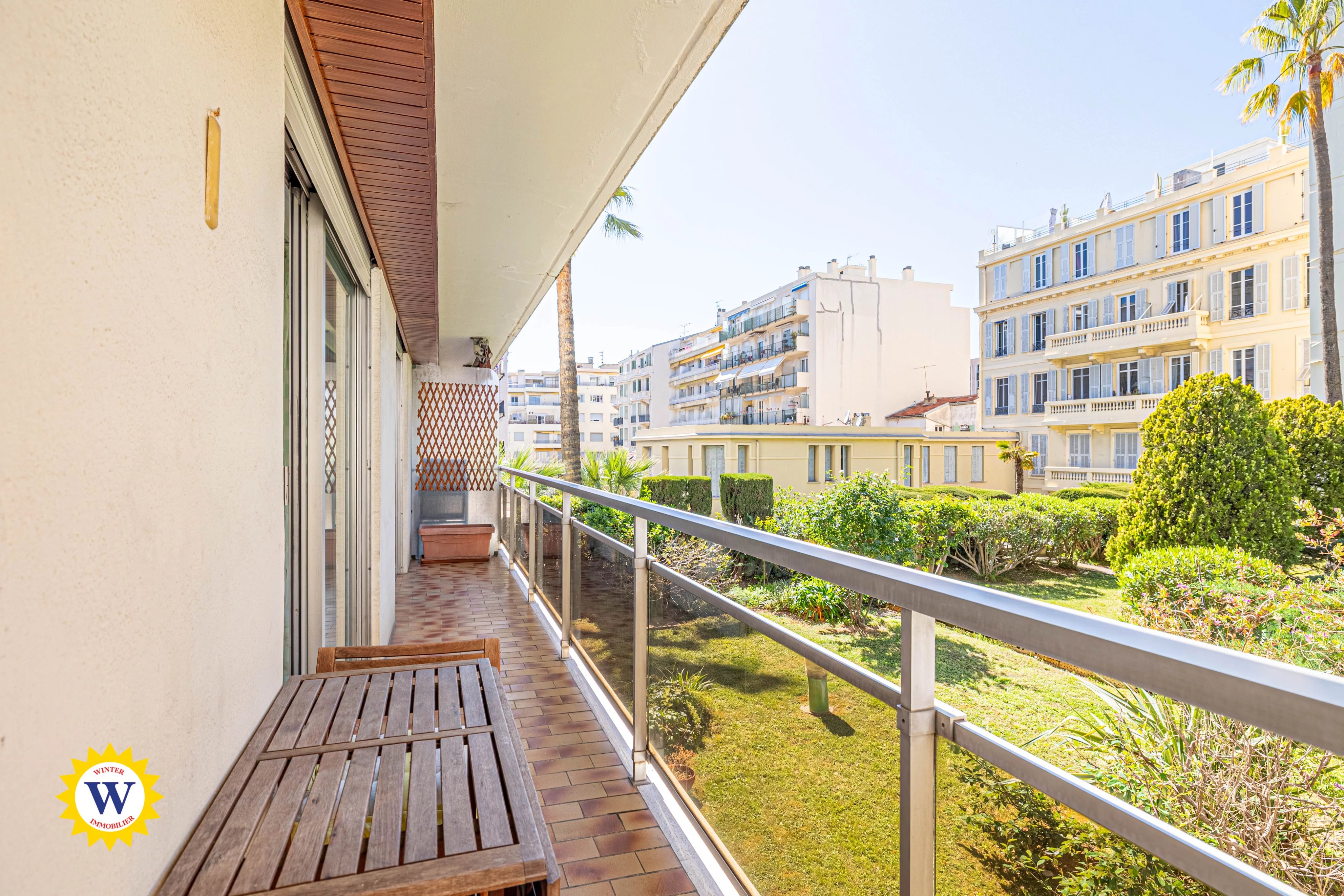 NICE PROMENADE DES ANGLAIS / 2 PIECES de 41 m2 avec balcon 10 m2 dans résidence de standing, cave incluse ! proximité promenade et tram, calme et lumineux, une cave - Photo 3