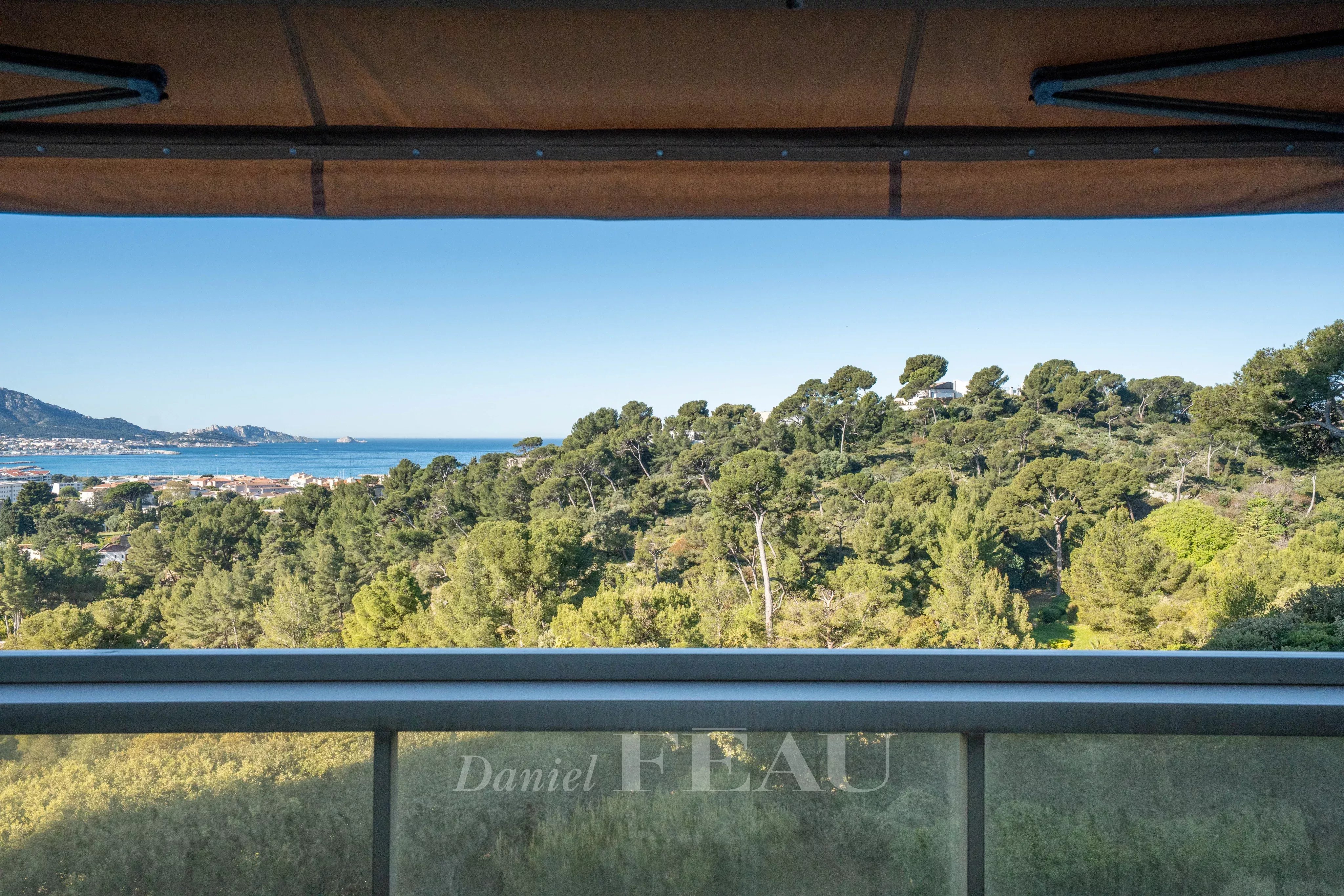 Marseille 8th District –  A 2/3 bed apartment with terraces