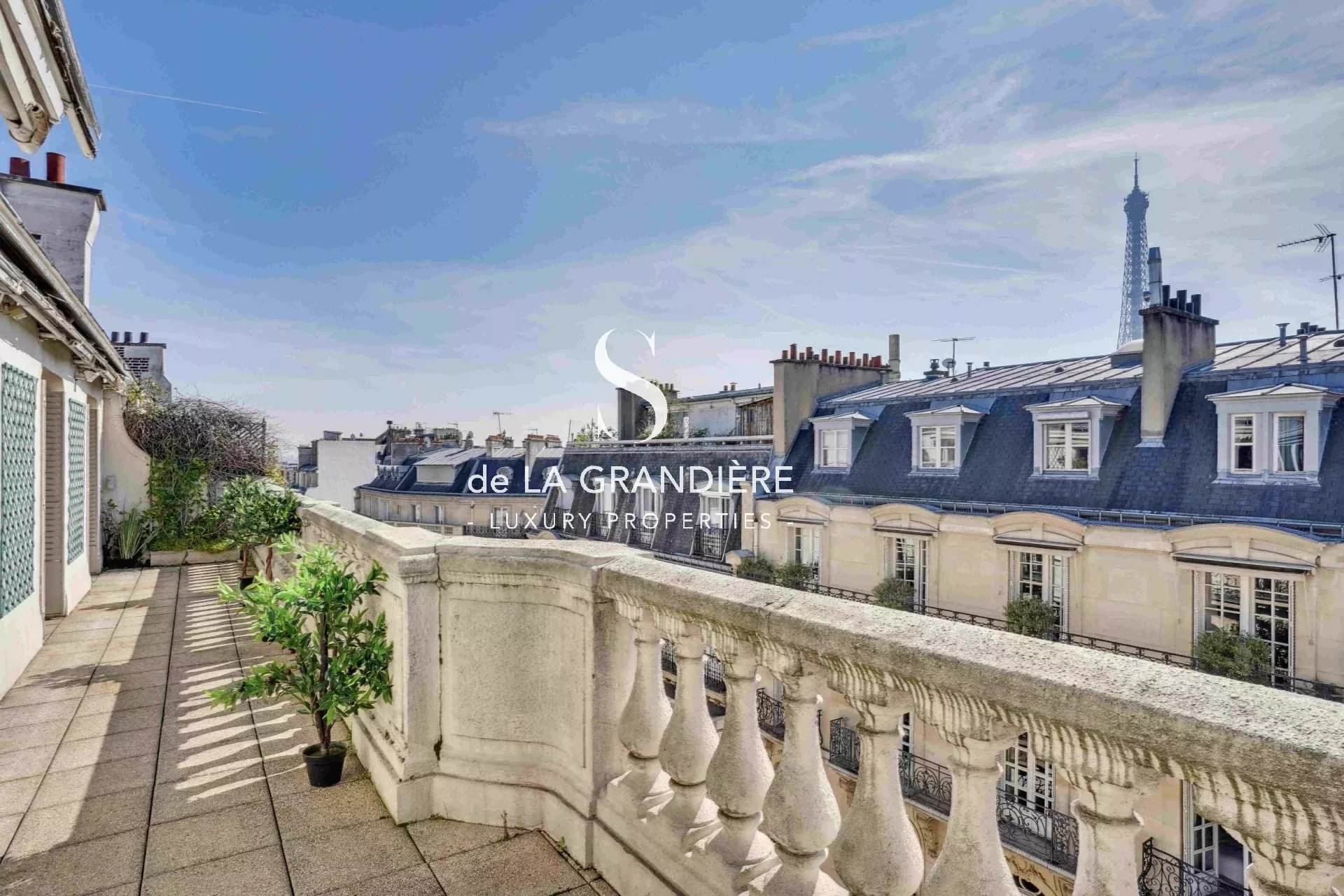 Paris 16ème - 177 m2 - Terrasse de 23m2 et balcon