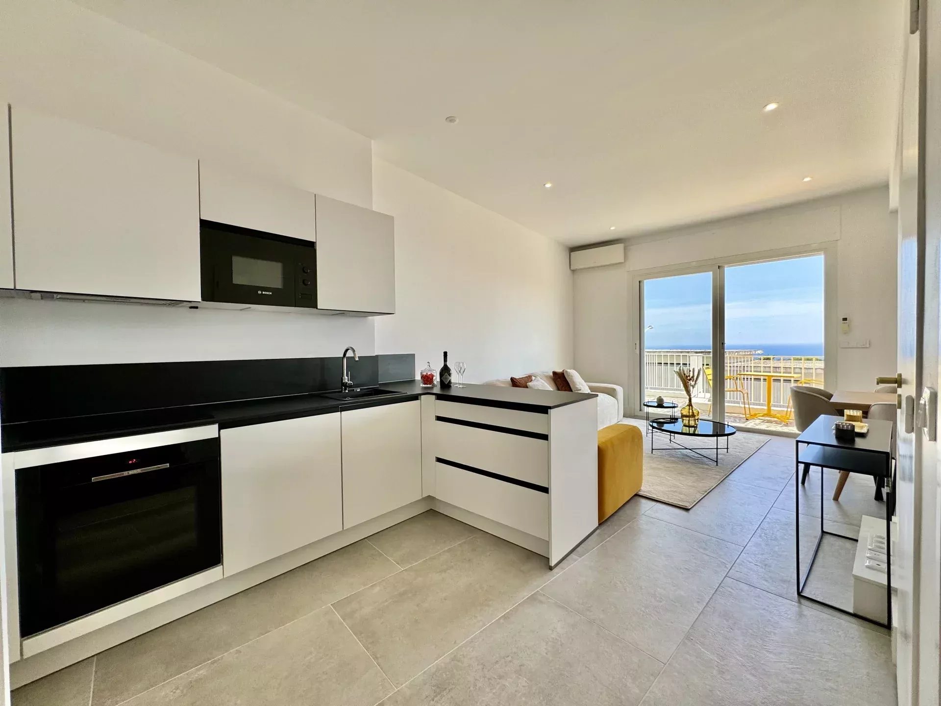 Cap de Nice, Appartement de 58m2 avec terrasse de 15m2 et vue mer