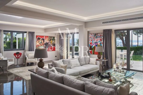 Cannes renovated 5 bedroom villa on La Croisette with sea view — photo 4