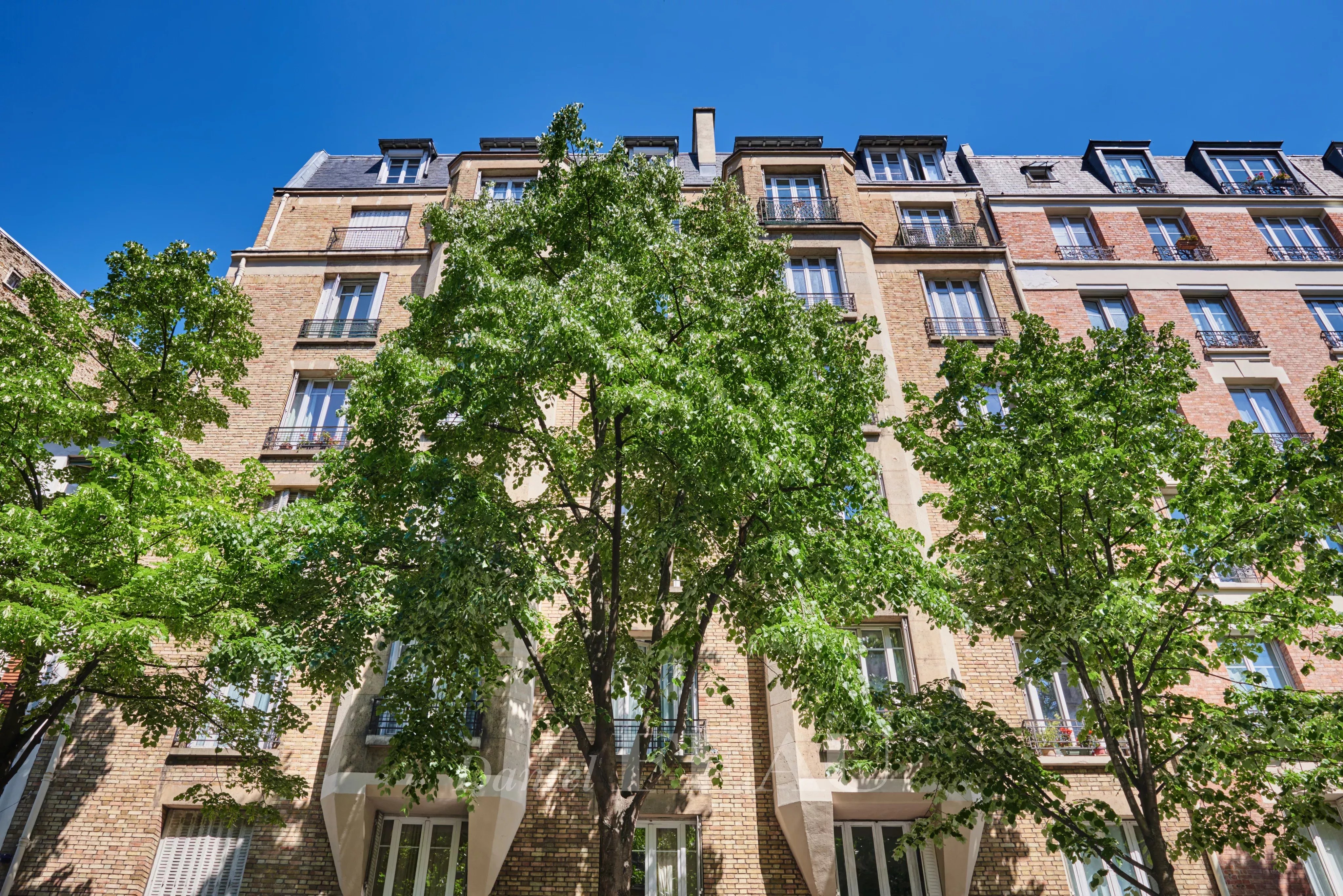 Paris XVe - Convention - Etage élevé exposé sud-ouest