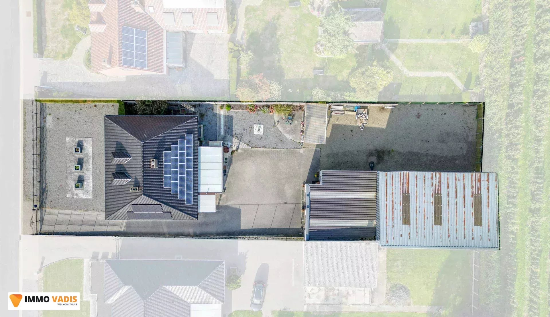 Te koop op lijfrente - Comfortabele villa met drie slaapkamers, twee garages en een magazijn.