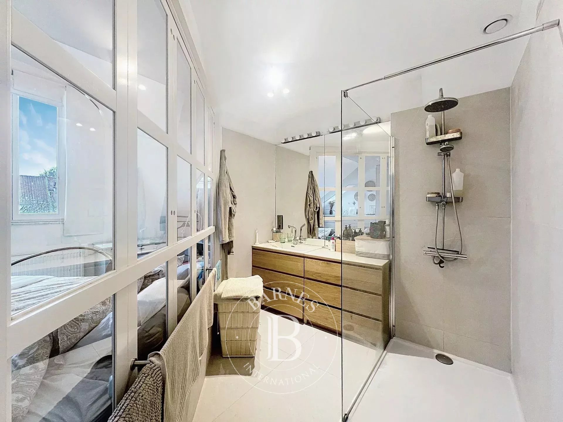 Beau Penthouse 1 chambre et 1 bureau avec grande terrasse