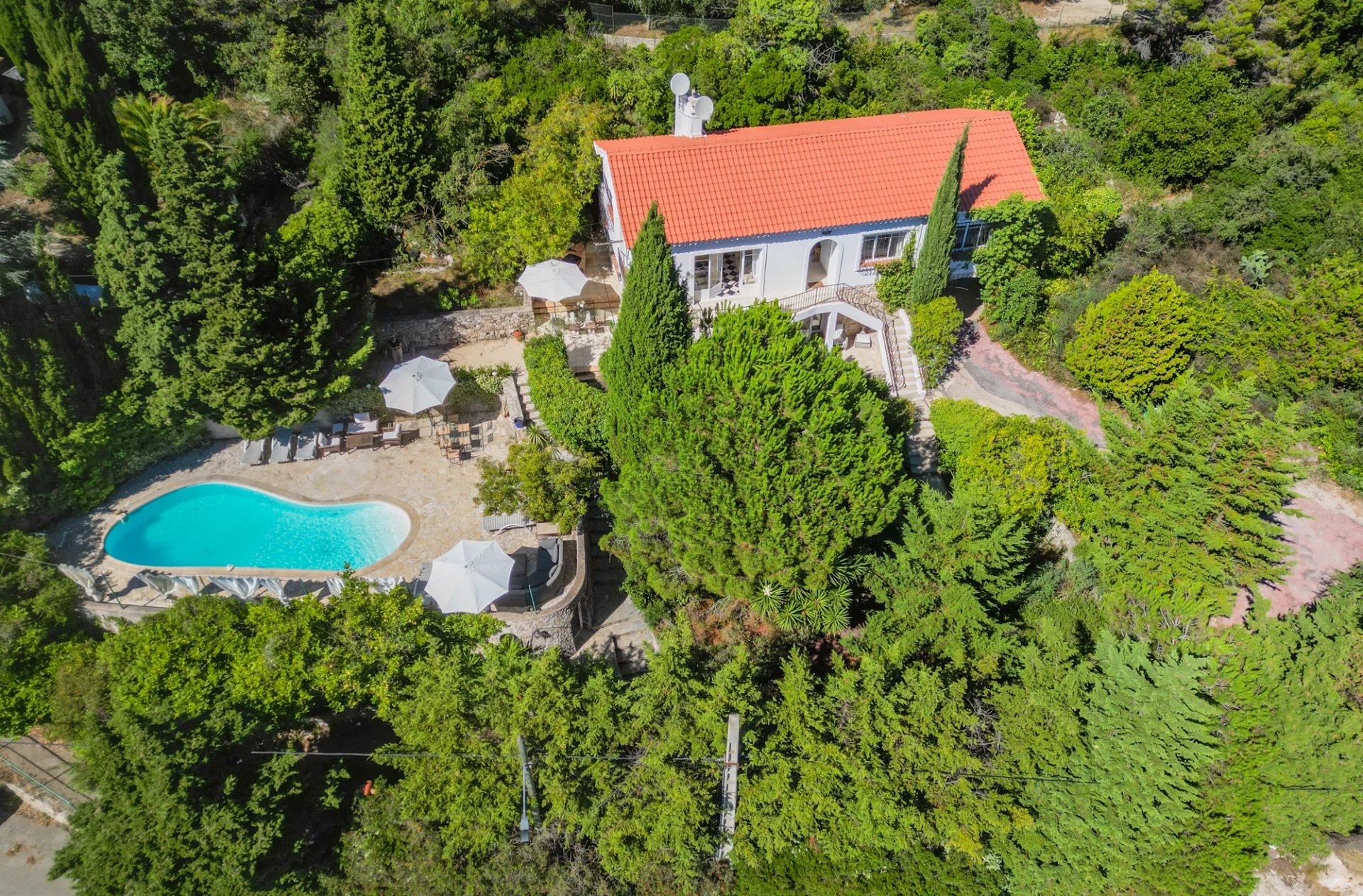VILLA - GRAND JARDIN - PISCINE - VUE MER