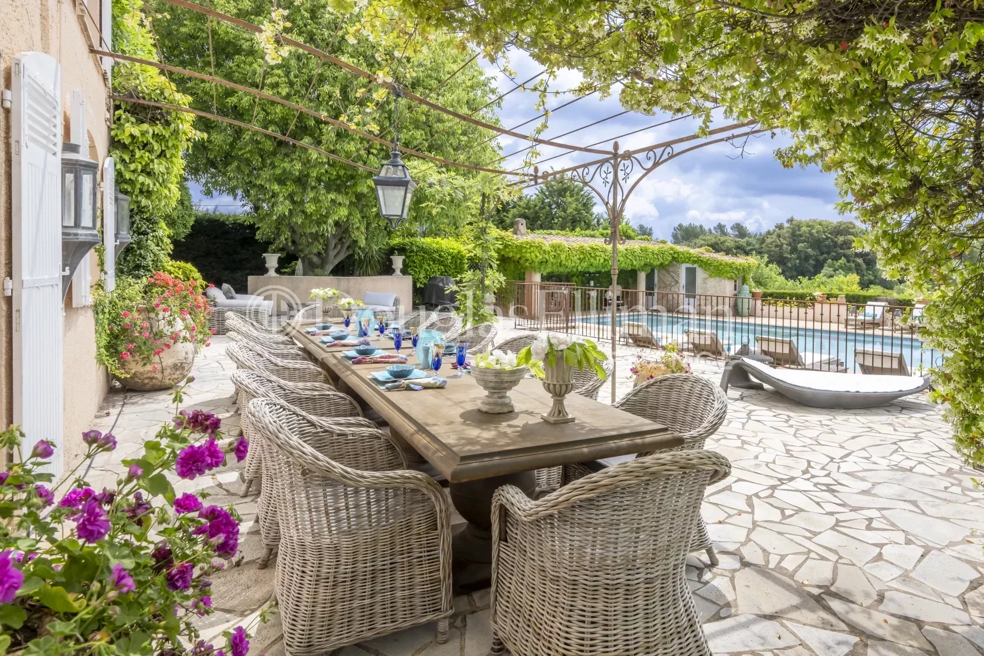 GRASSE – Magnifique propriété avec vaste terrain, maisons d&rsquo;amis et intimité exceptionnelle - Image nᵒ2