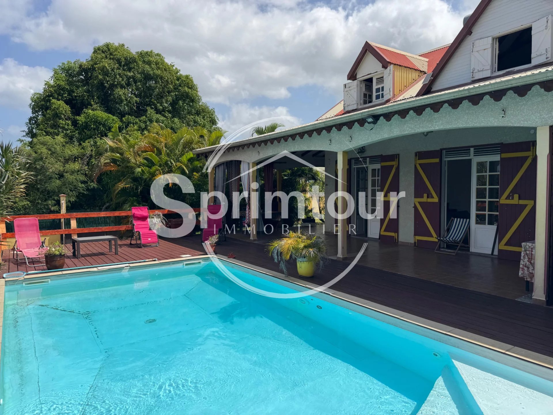 Saint-Claude, Villa T5 Piscine, Studio et Bungalow