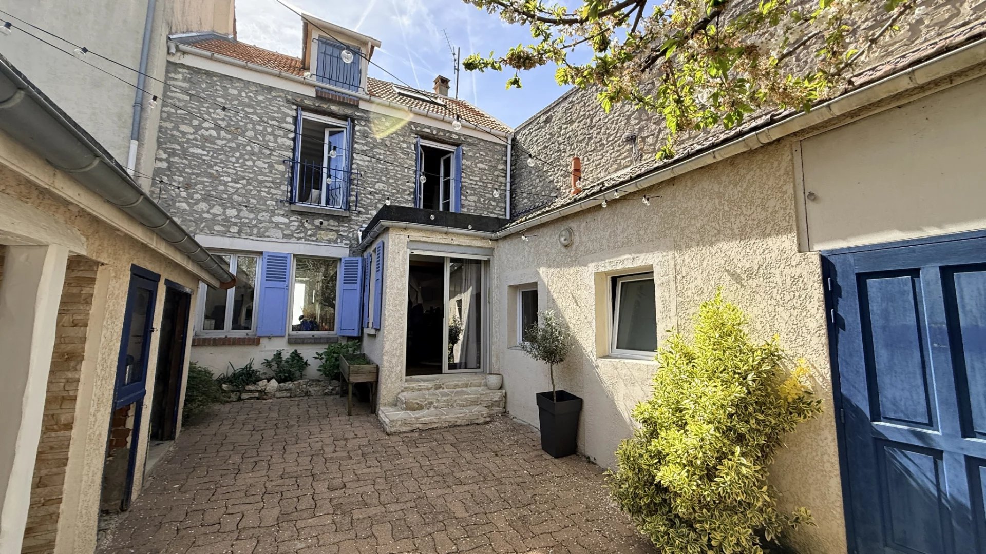 THIVERVAL-GRIGNON, CHARMANTE MAISON ANCIENNE COUP DE COEUR