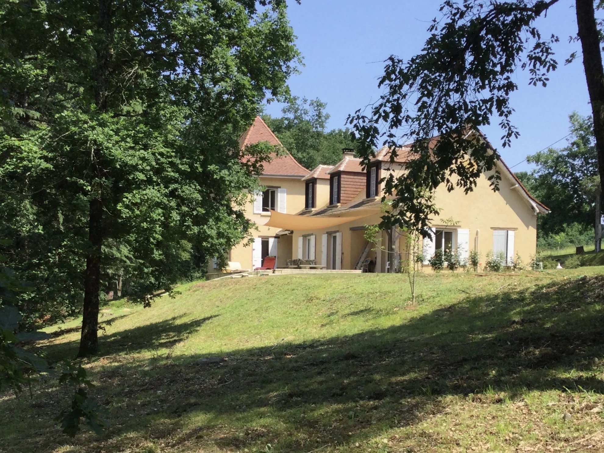 Charmante maison avec tour et grand terrain